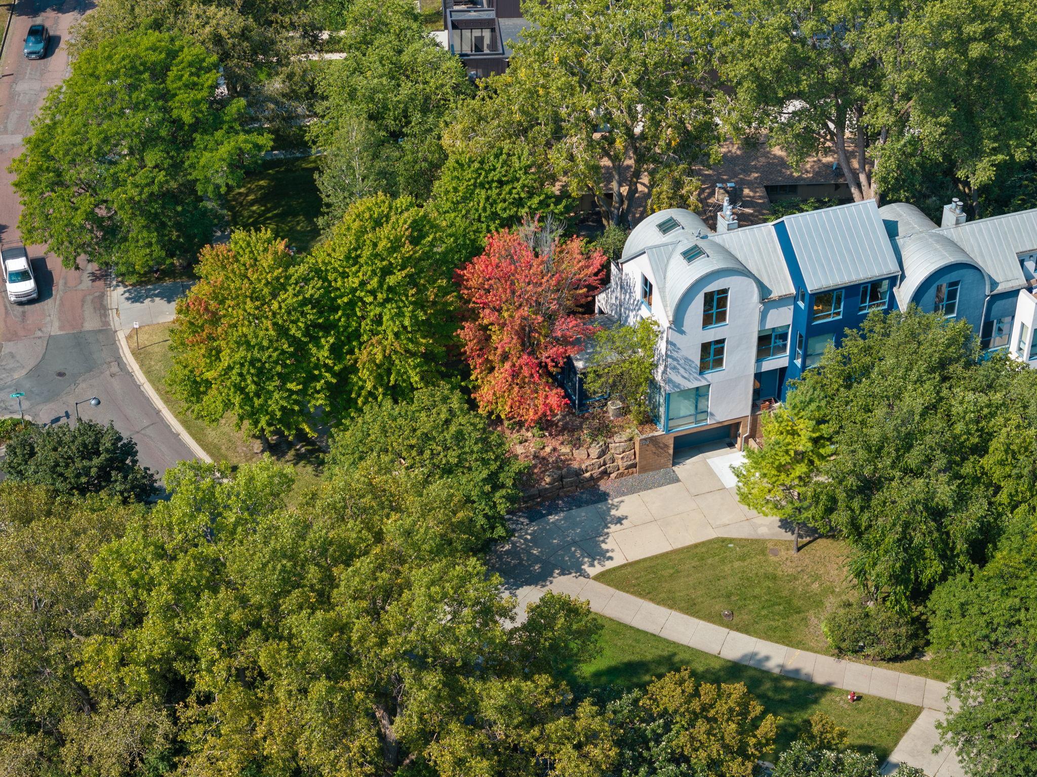 1128 Kenwood Parkway