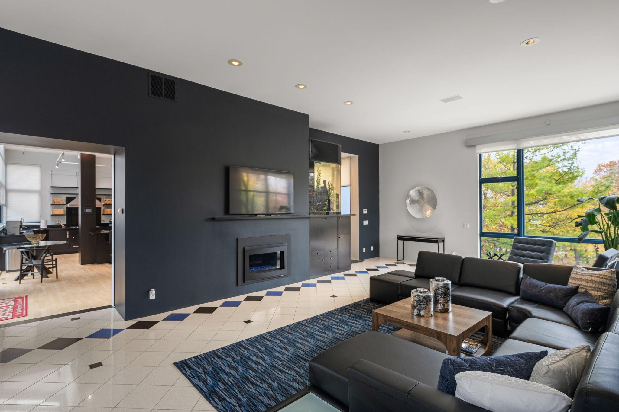 1128 Kenwood Parkway