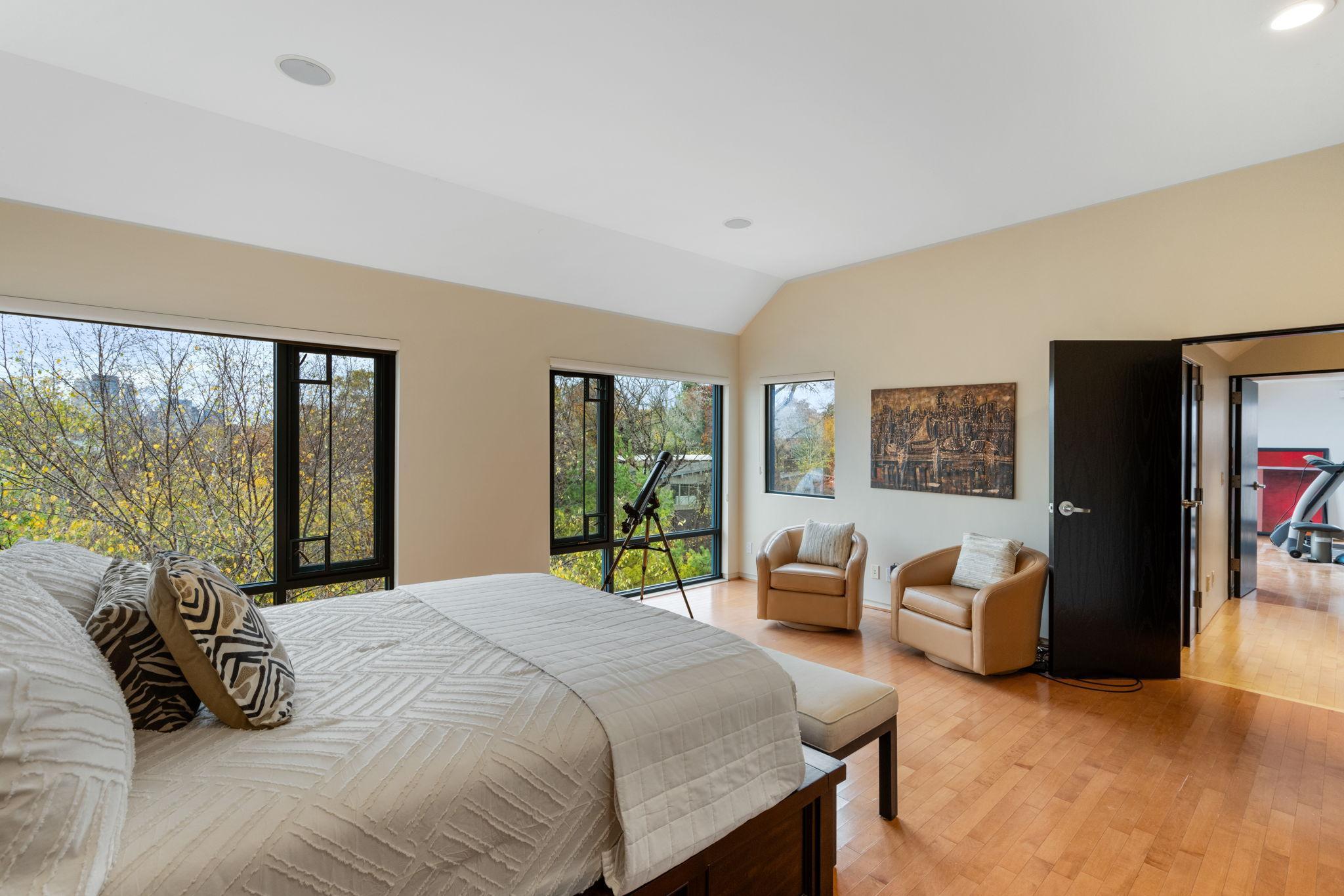 1128 Kenwood Parkway
