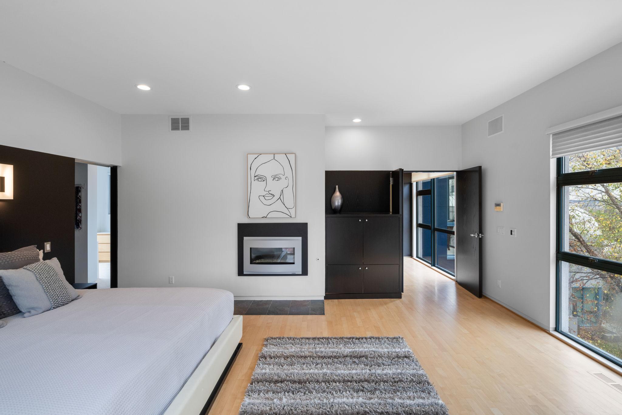 1128 Kenwood Parkway