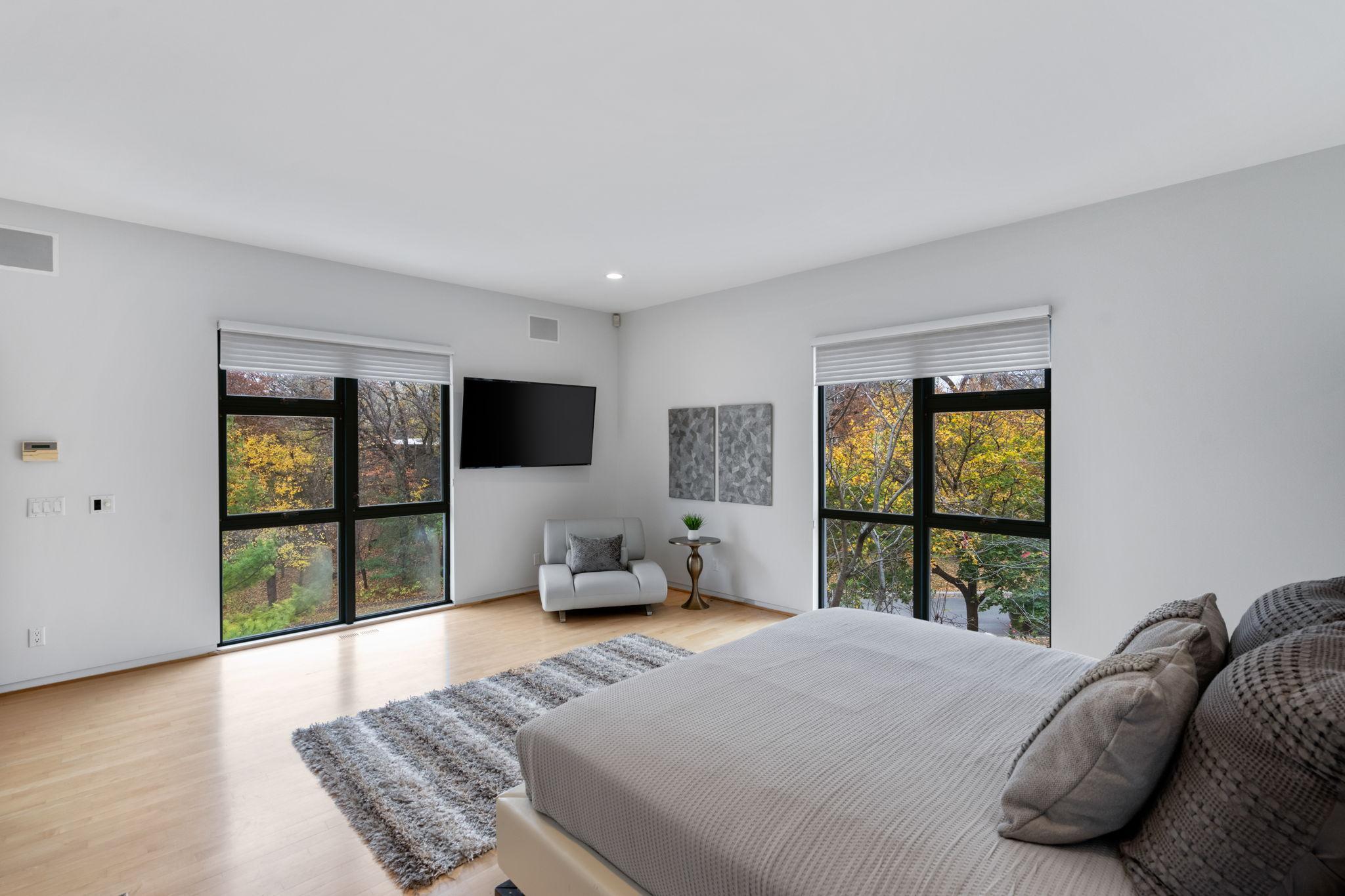 1128 Kenwood Parkway