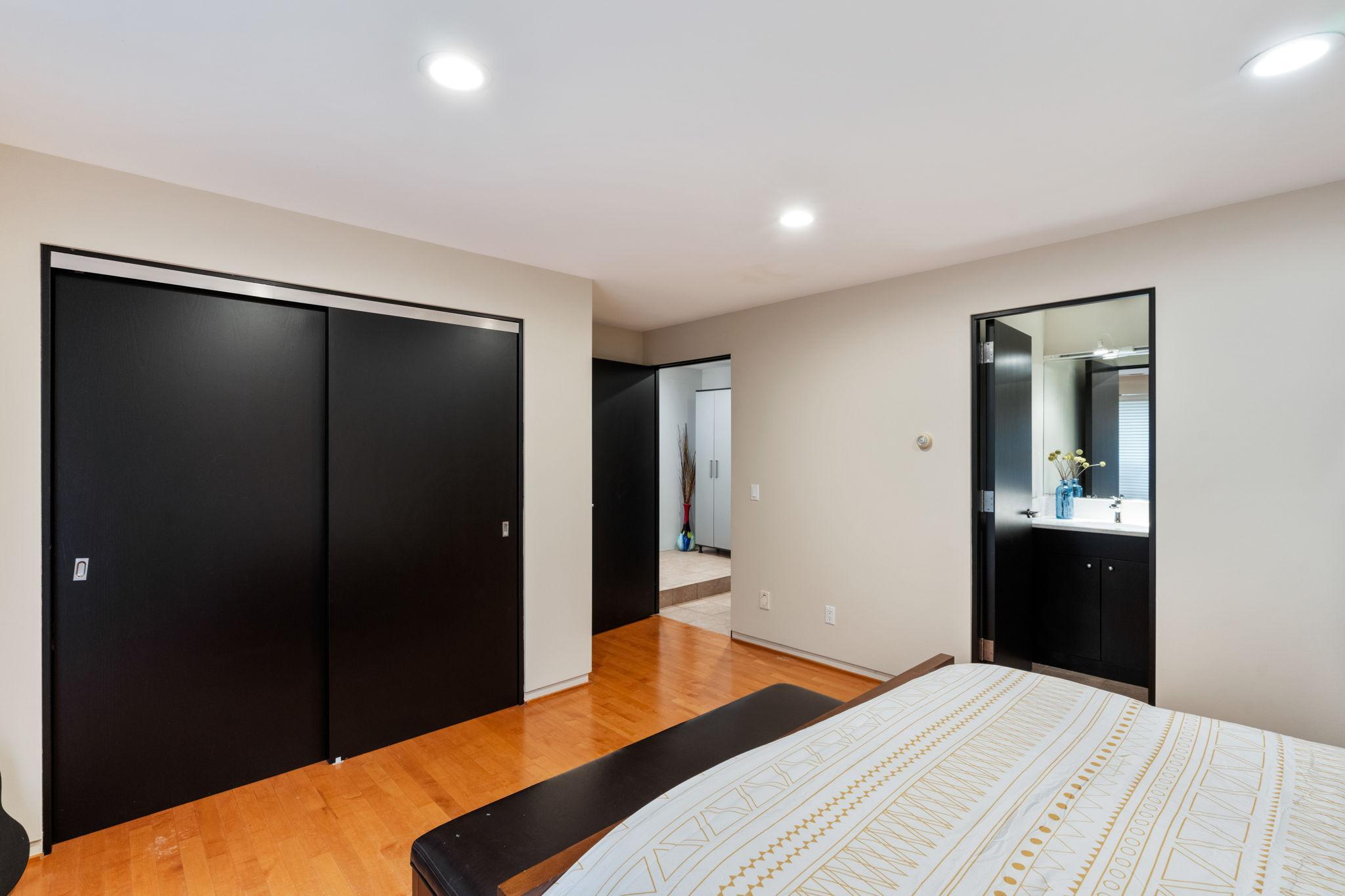 1128 Kenwood Parkway