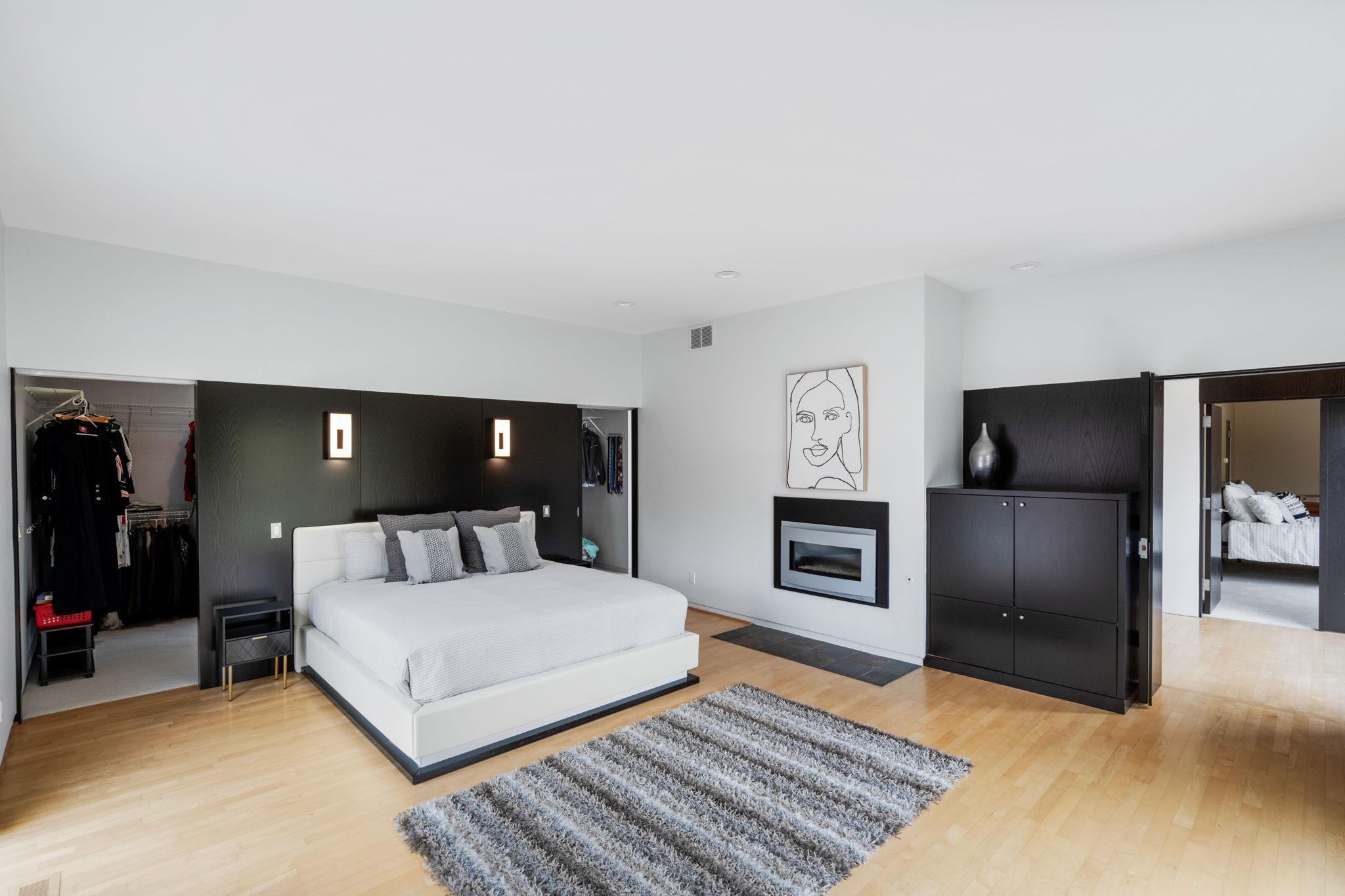 1128 Kenwood Parkway