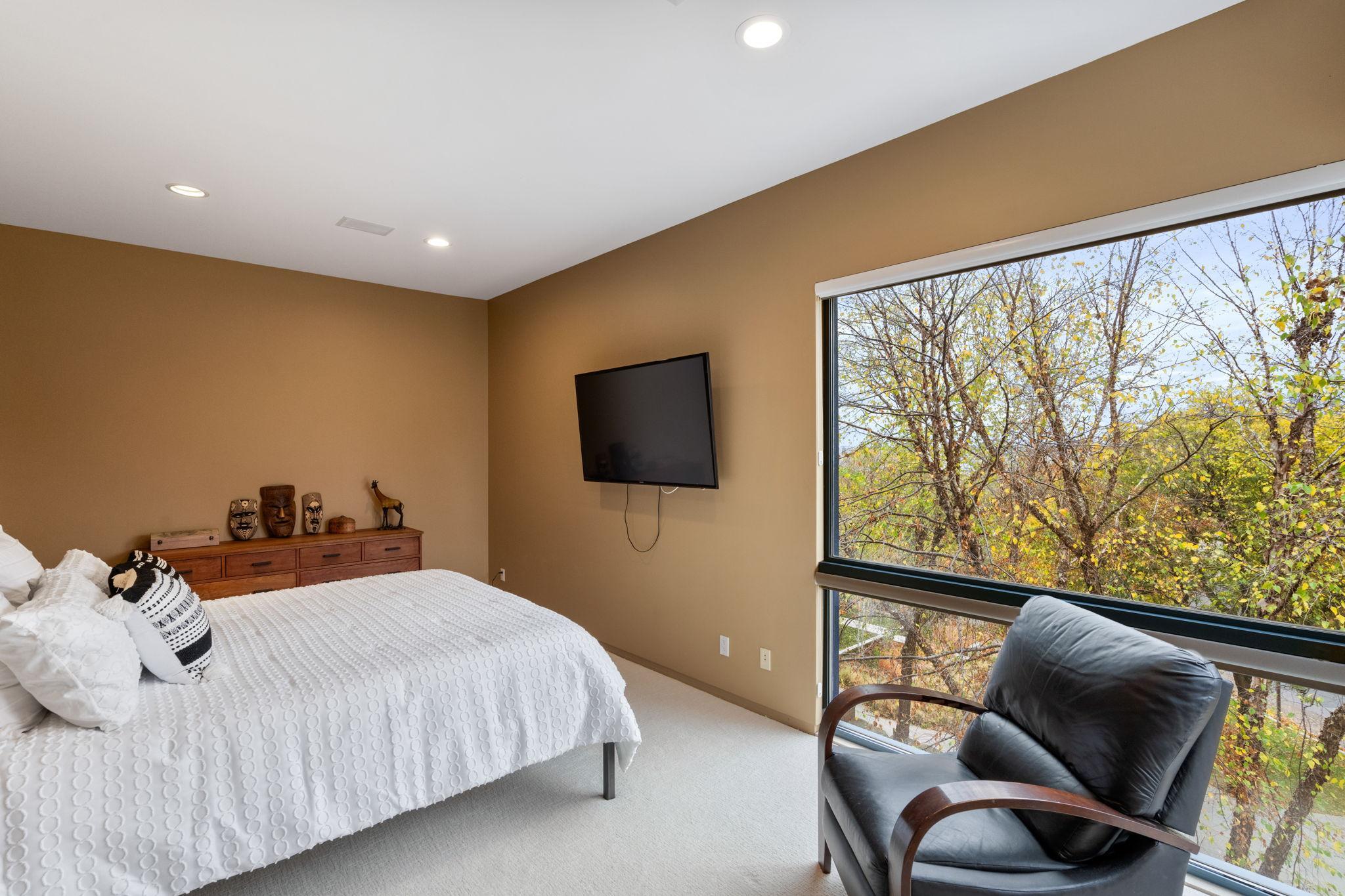 1128 Kenwood Parkway