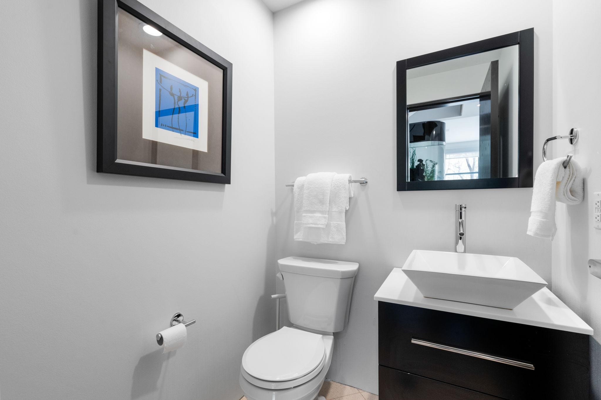 1128 Kenwood Parkway