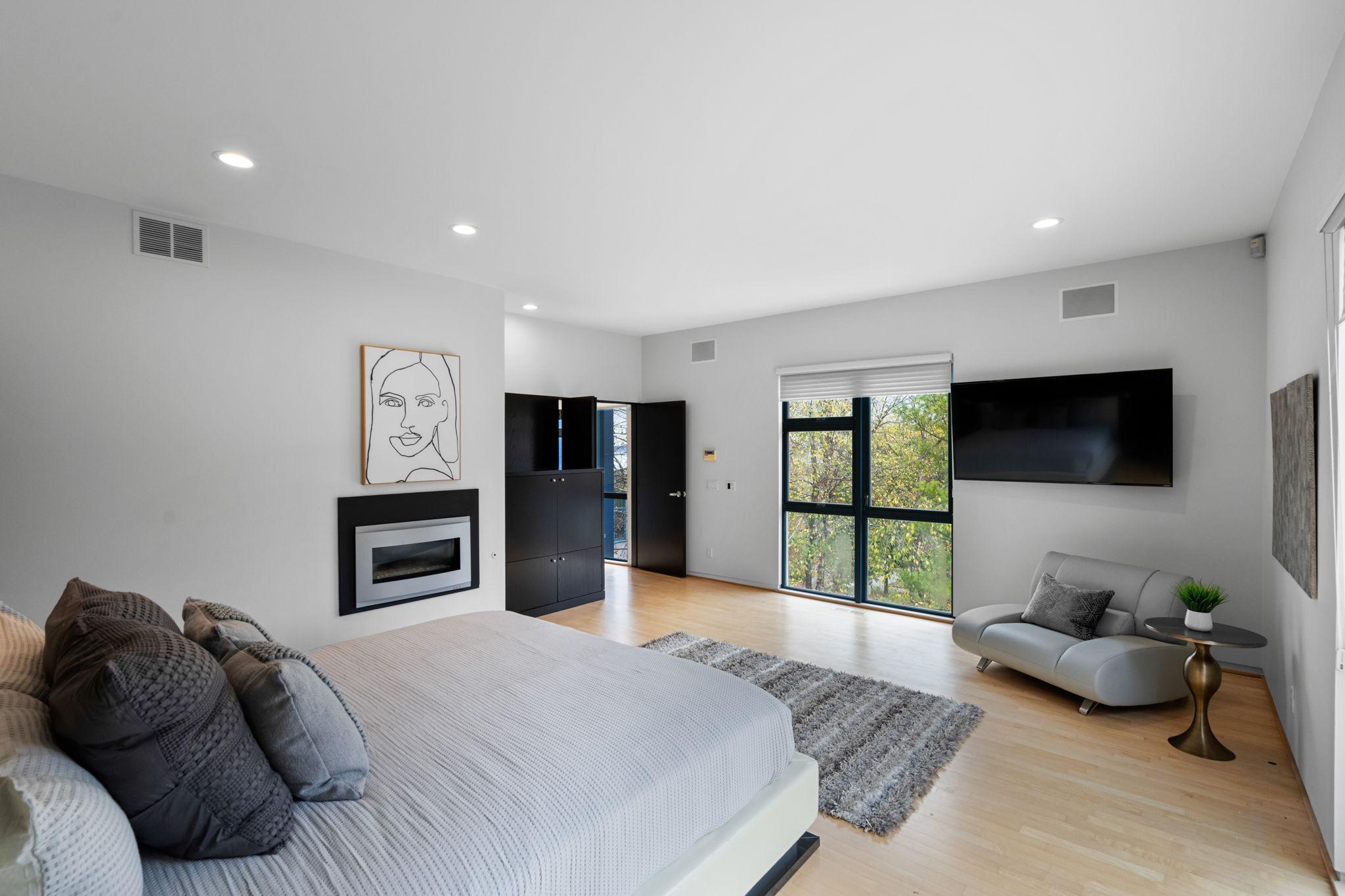 1128 Kenwood Parkway