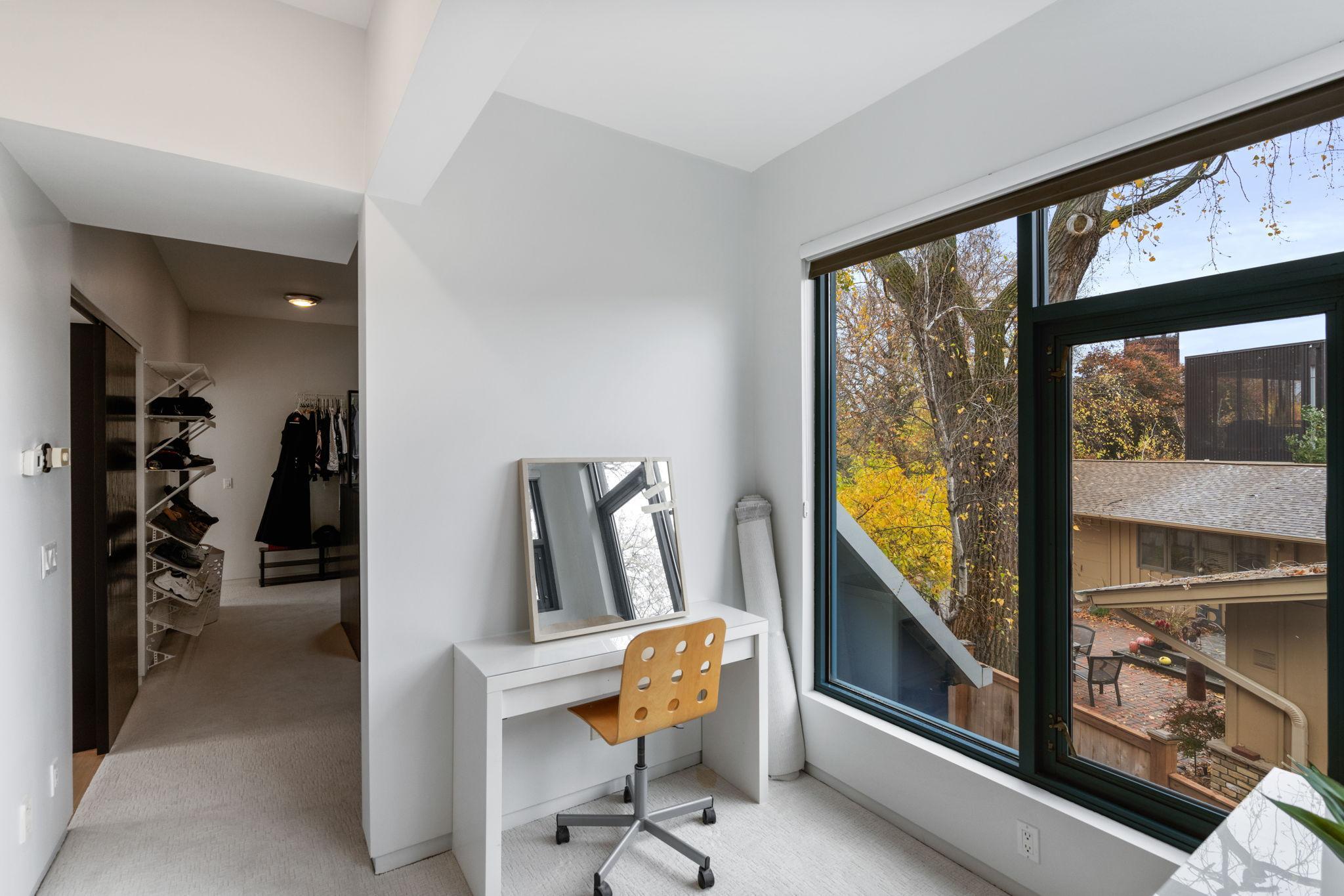 1128 Kenwood Parkway
