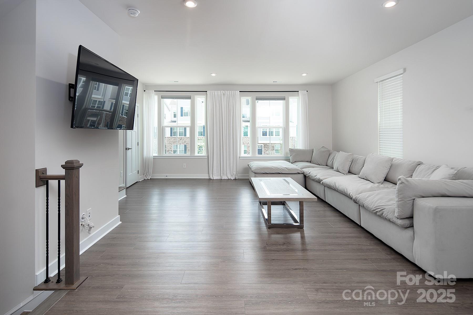 9910 Oaklawn Boulevard NW