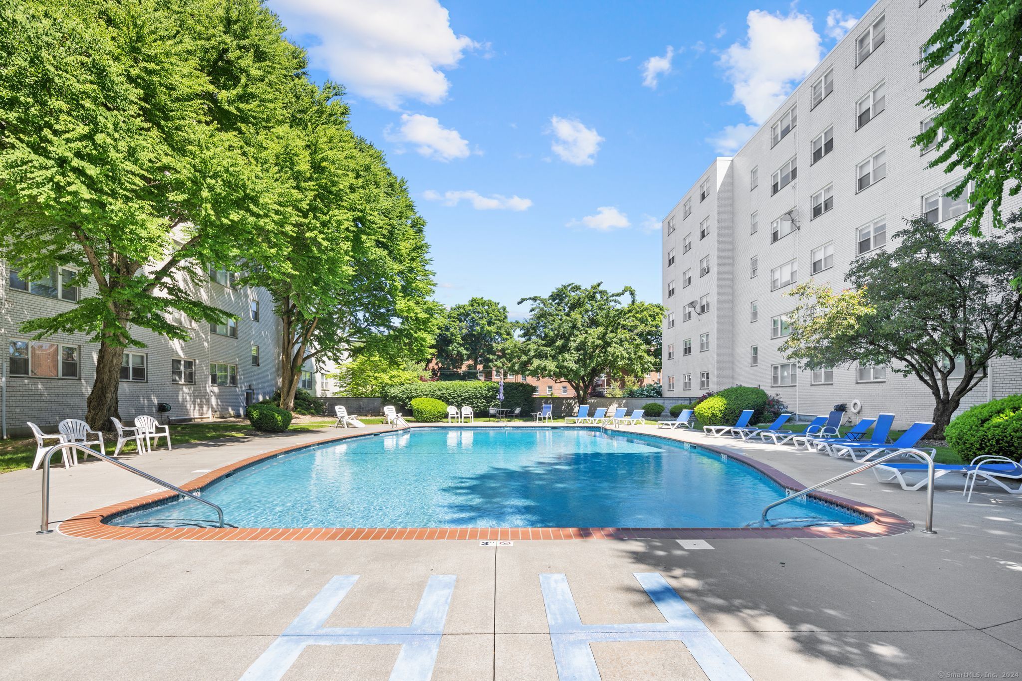 889 Farmington Avenue 4I