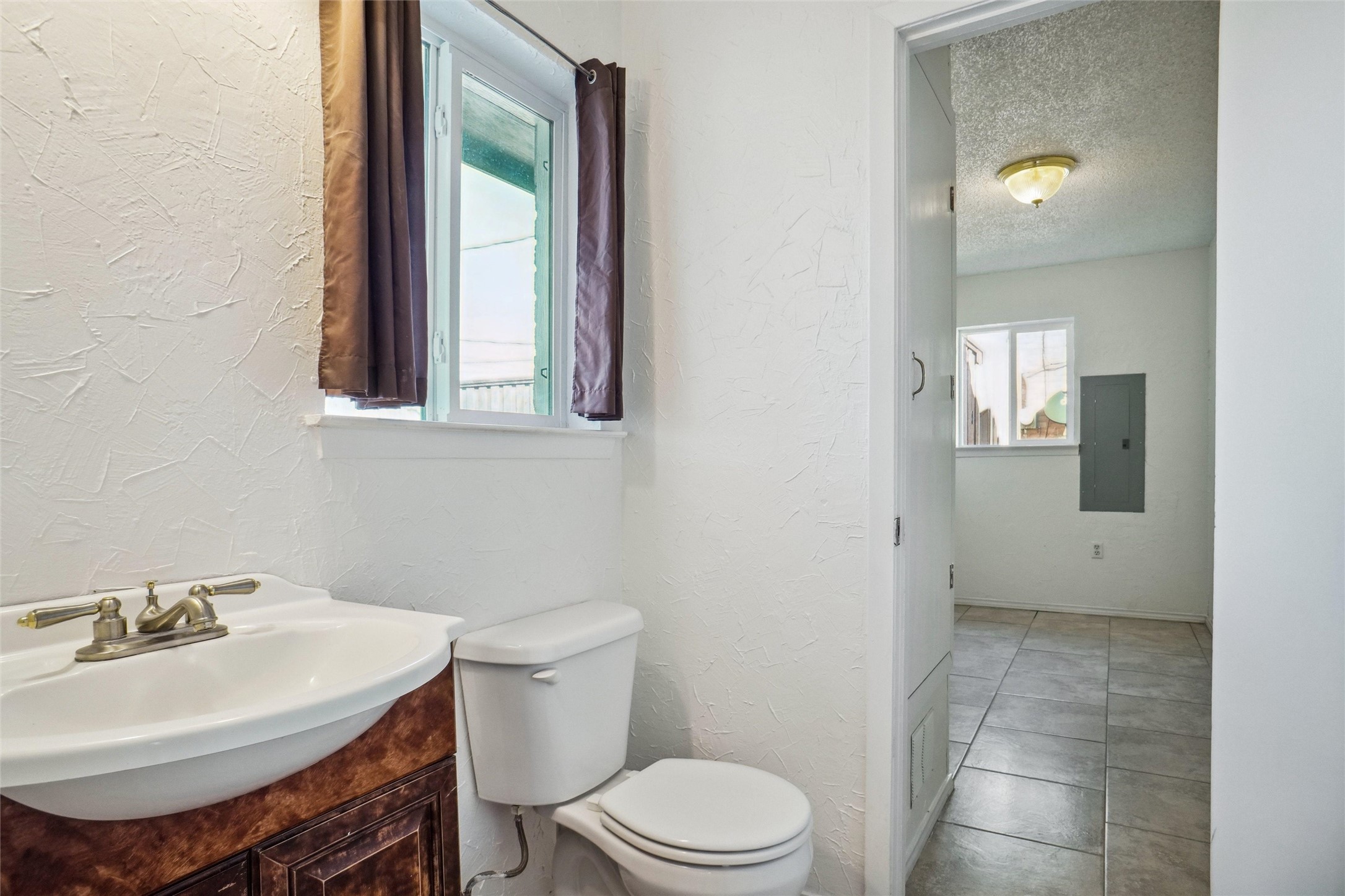 1401 Greentree Lane