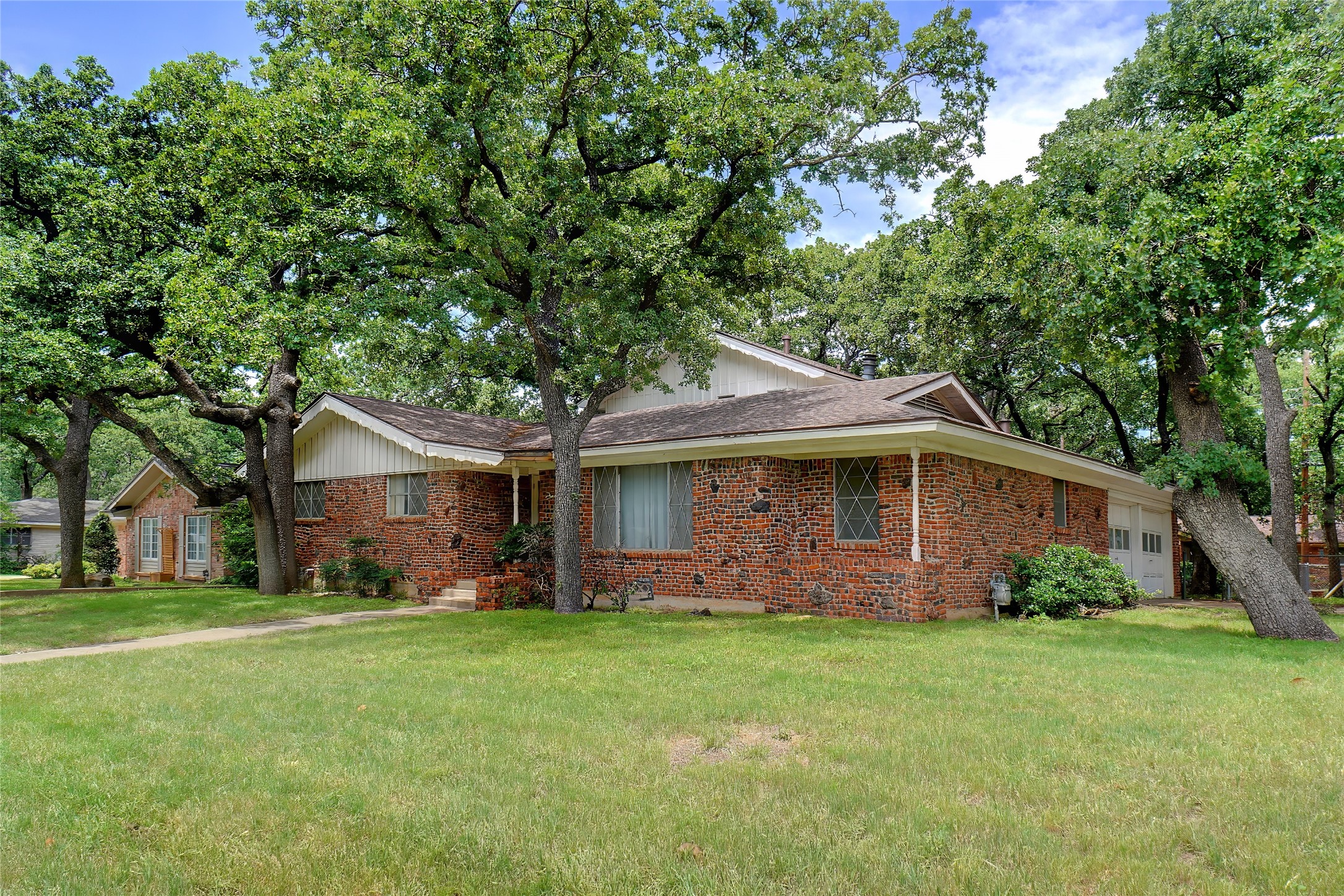 520 Circleview Drive S