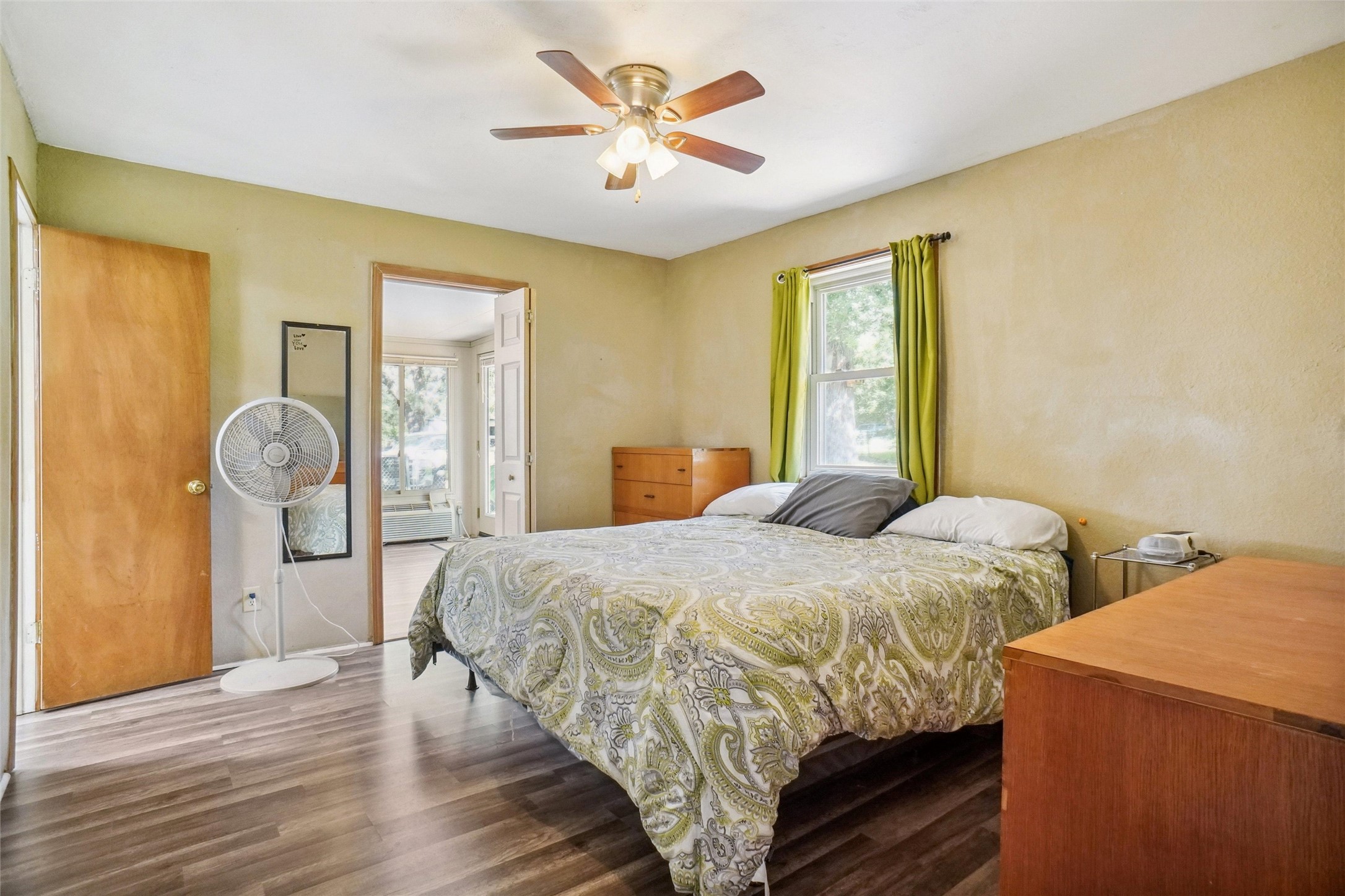 1060 Forest Oaks Street