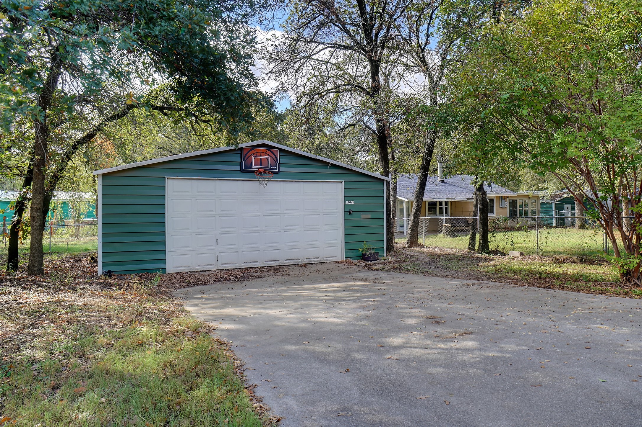 1060 Forest Oaks Street