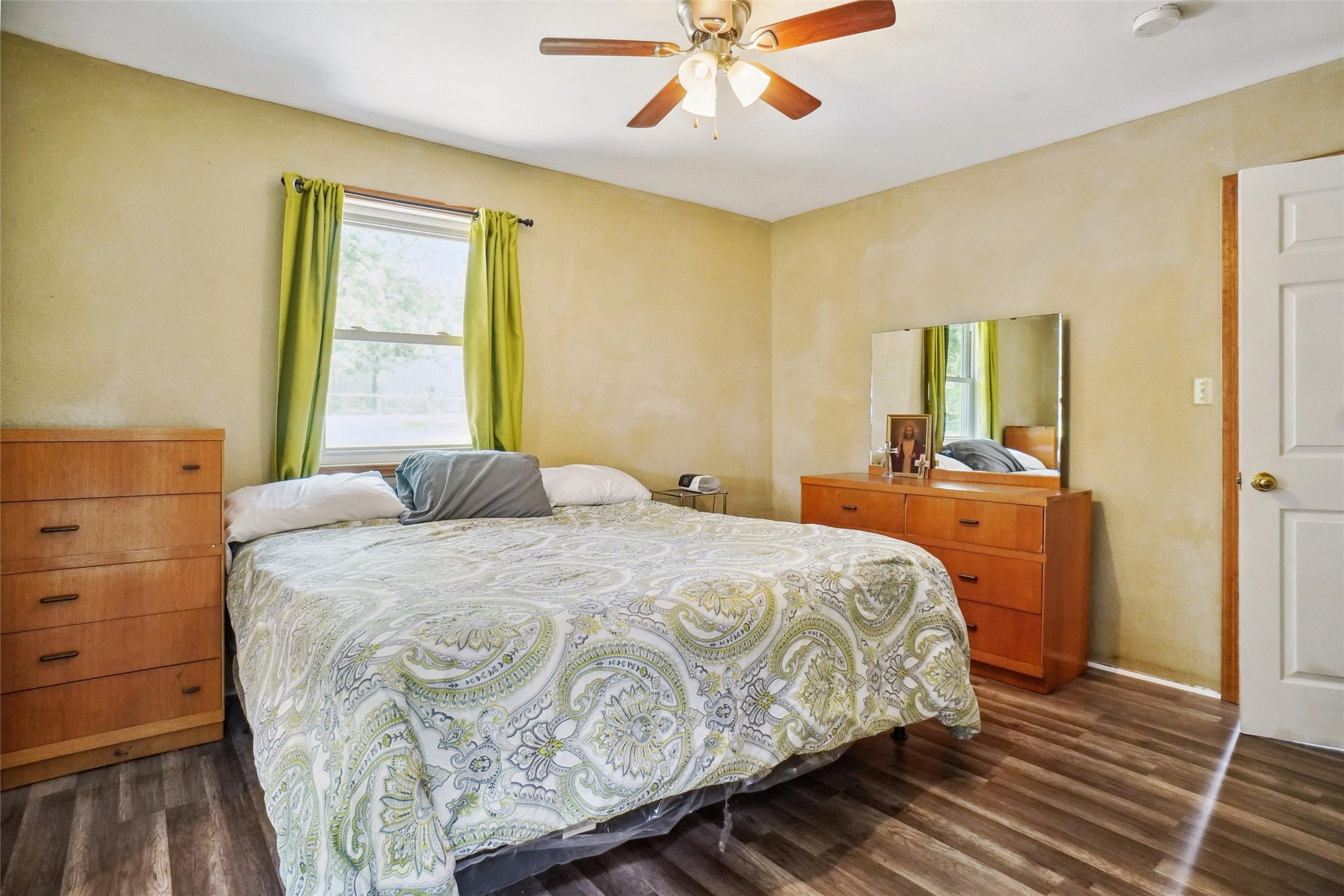 1060 Forest Oaks Street