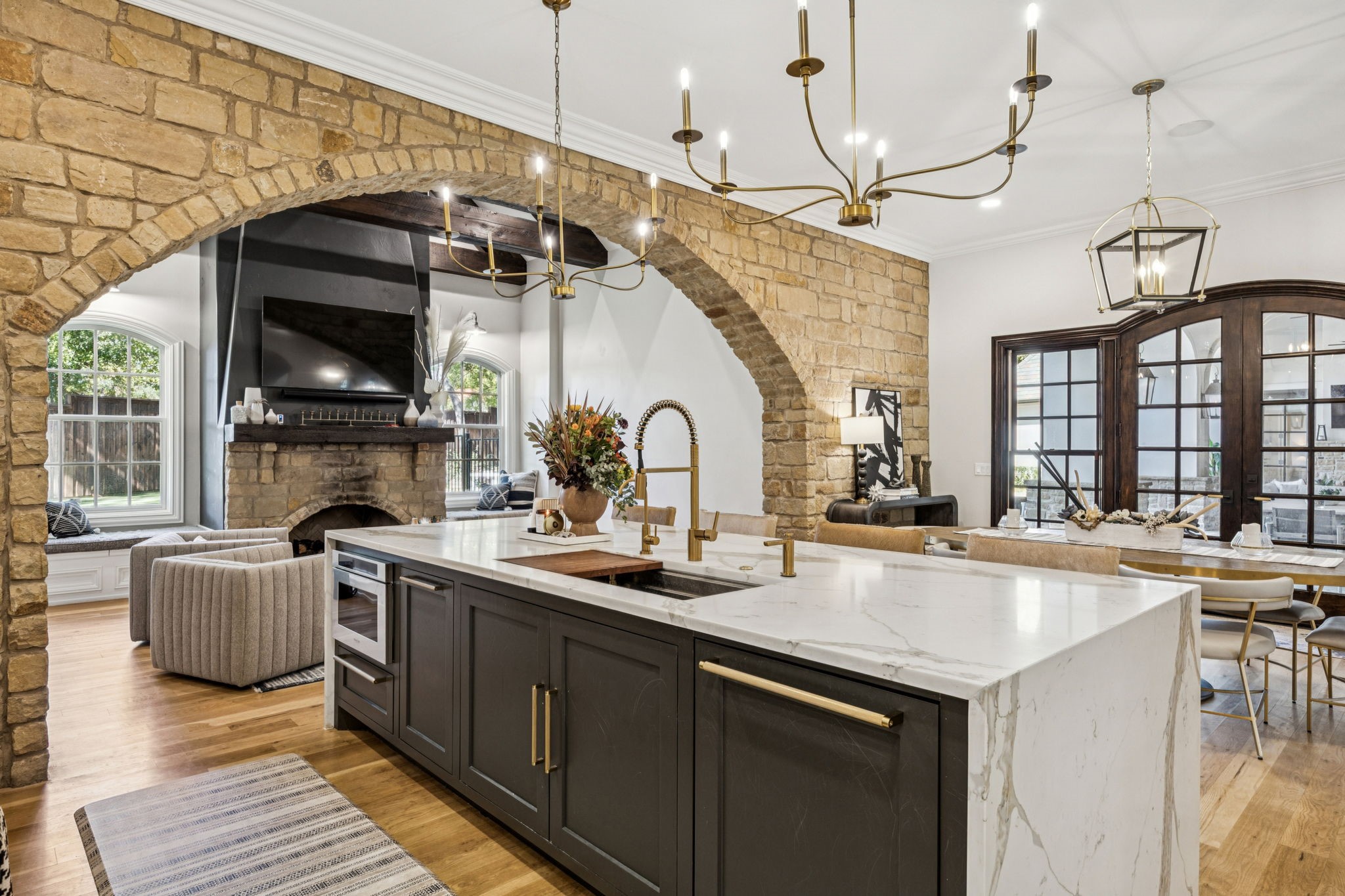 1100 LA PALOMA Court