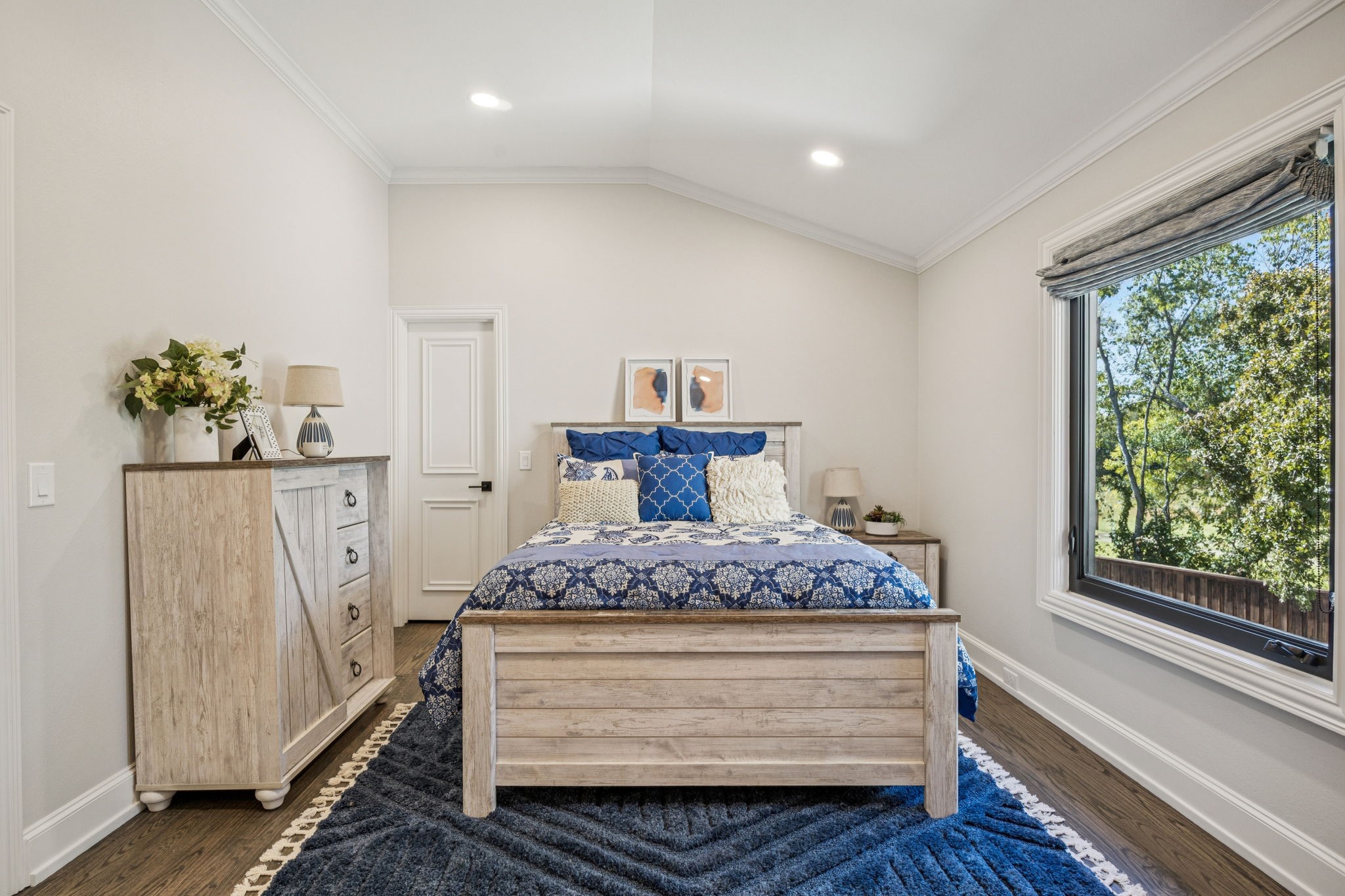 1100 LA PALOMA Court