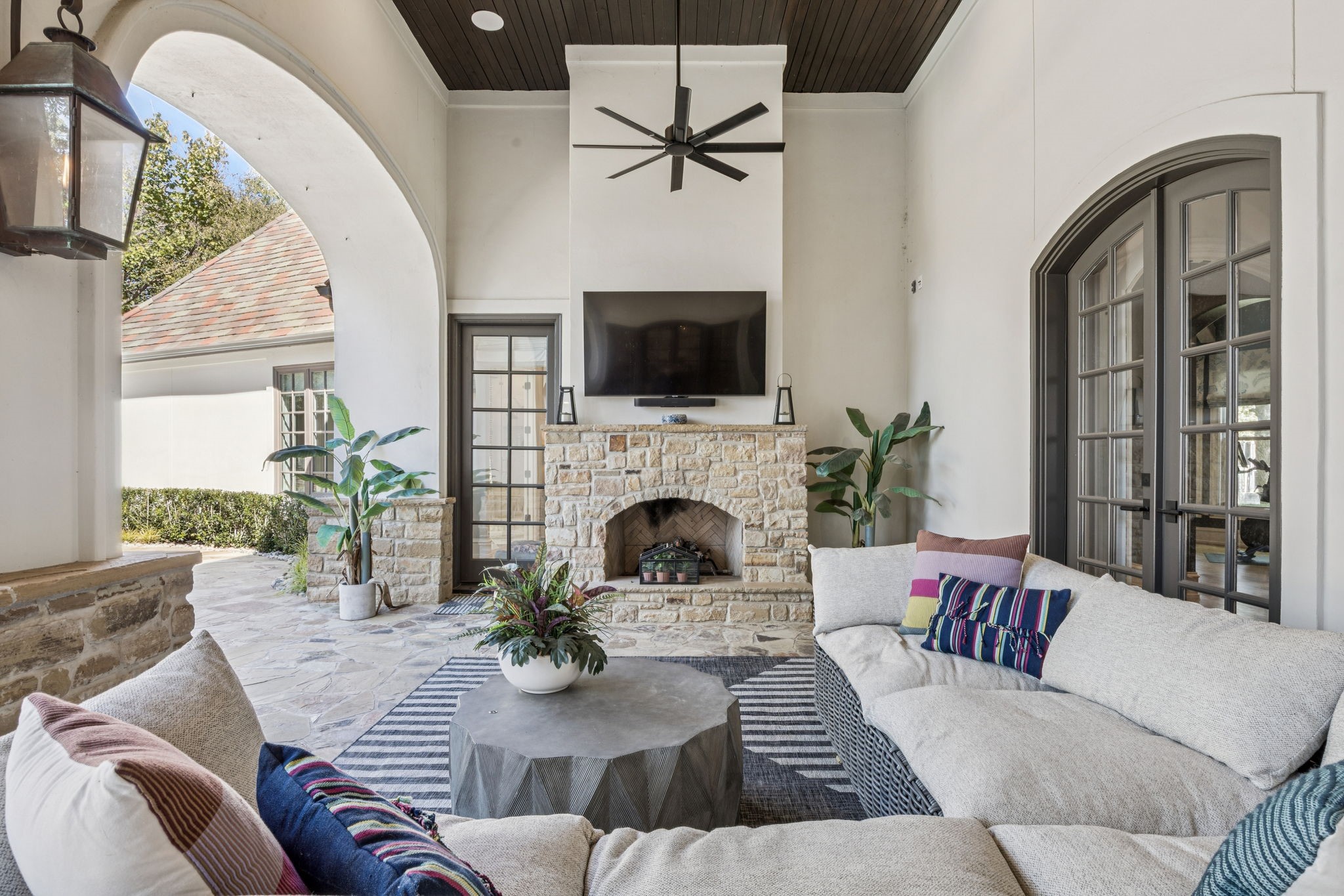 1100 LA PALOMA Court