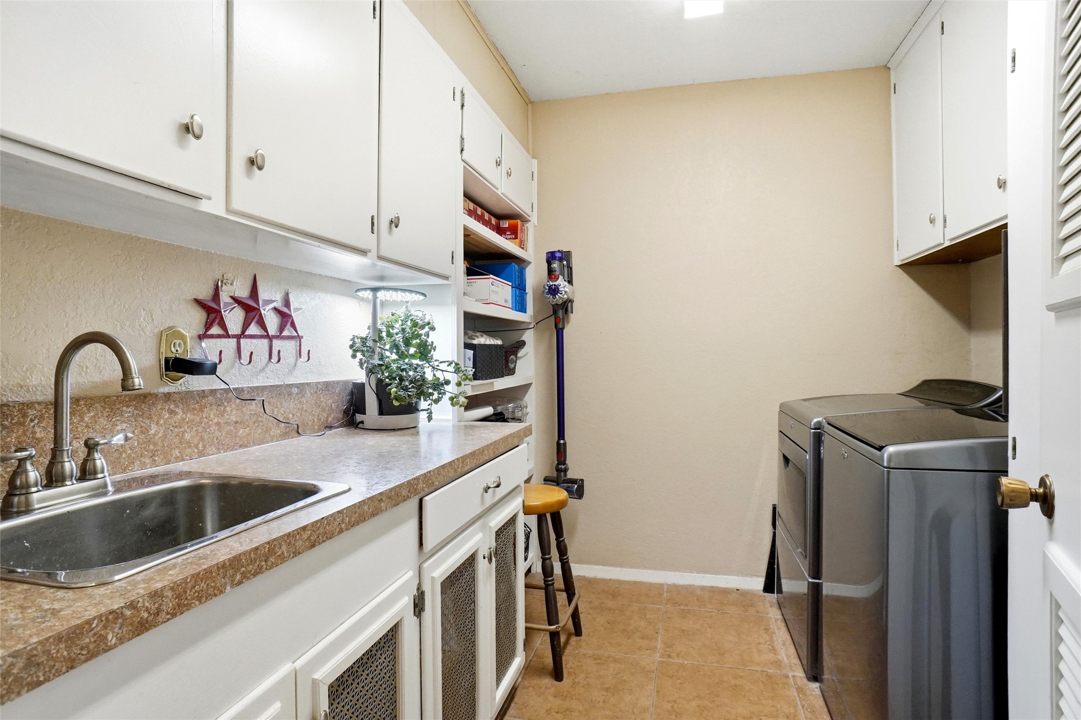 6122 Belvidere Circle