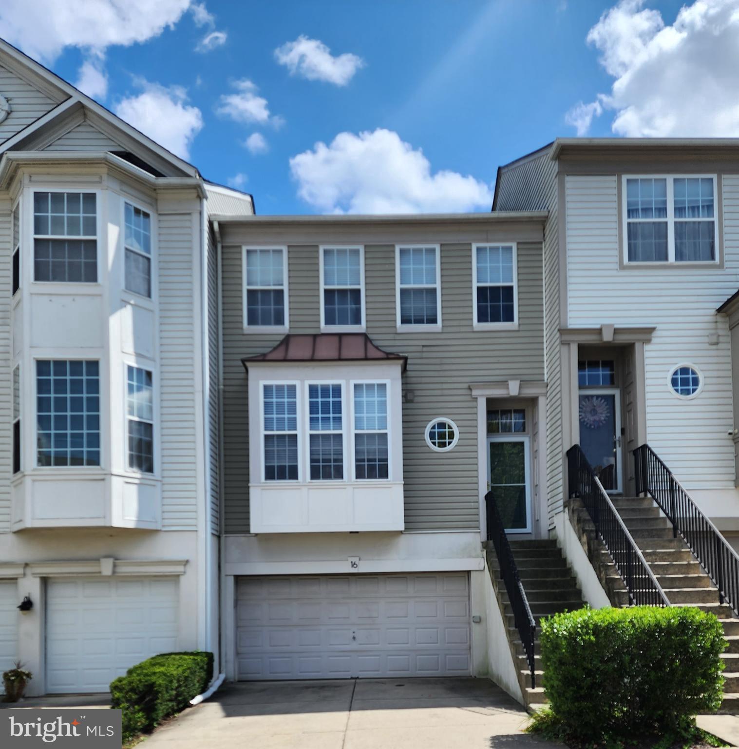 16 HONEY LOCUST COURT