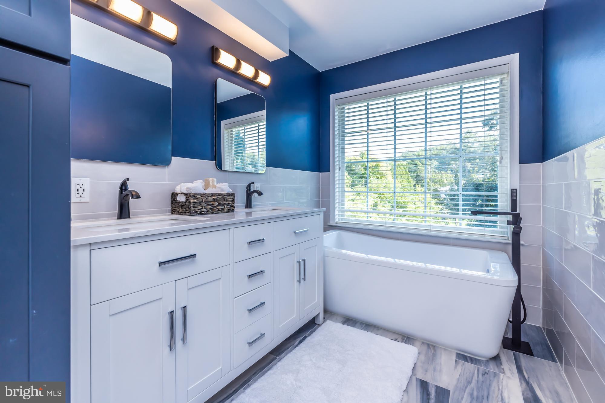 16 HONEY LOCUST COURT