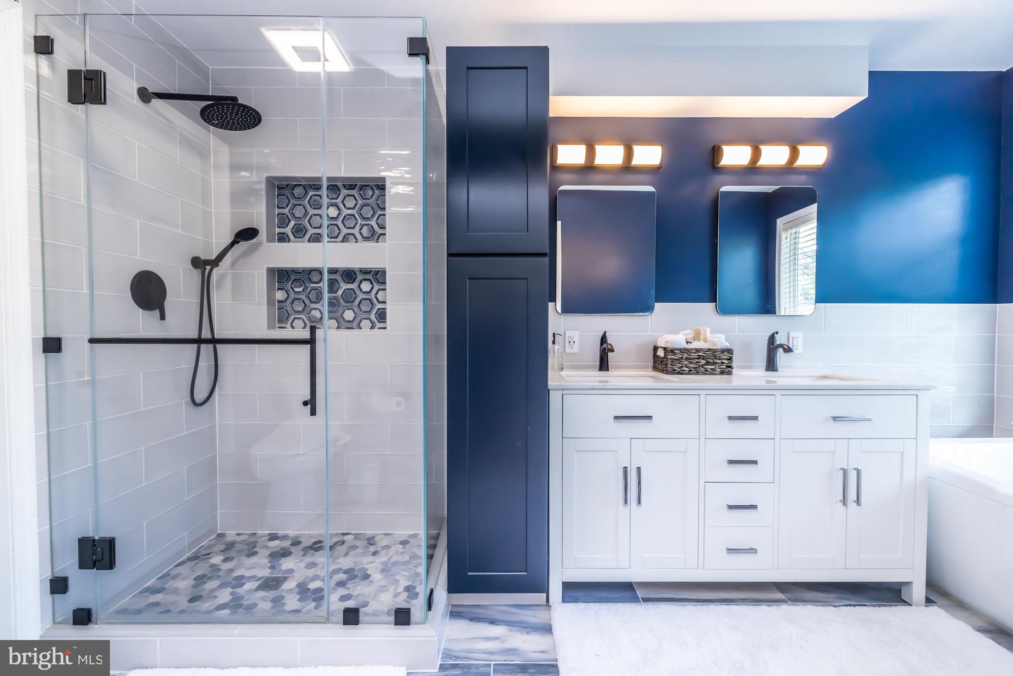 16 HONEY LOCUST COURT