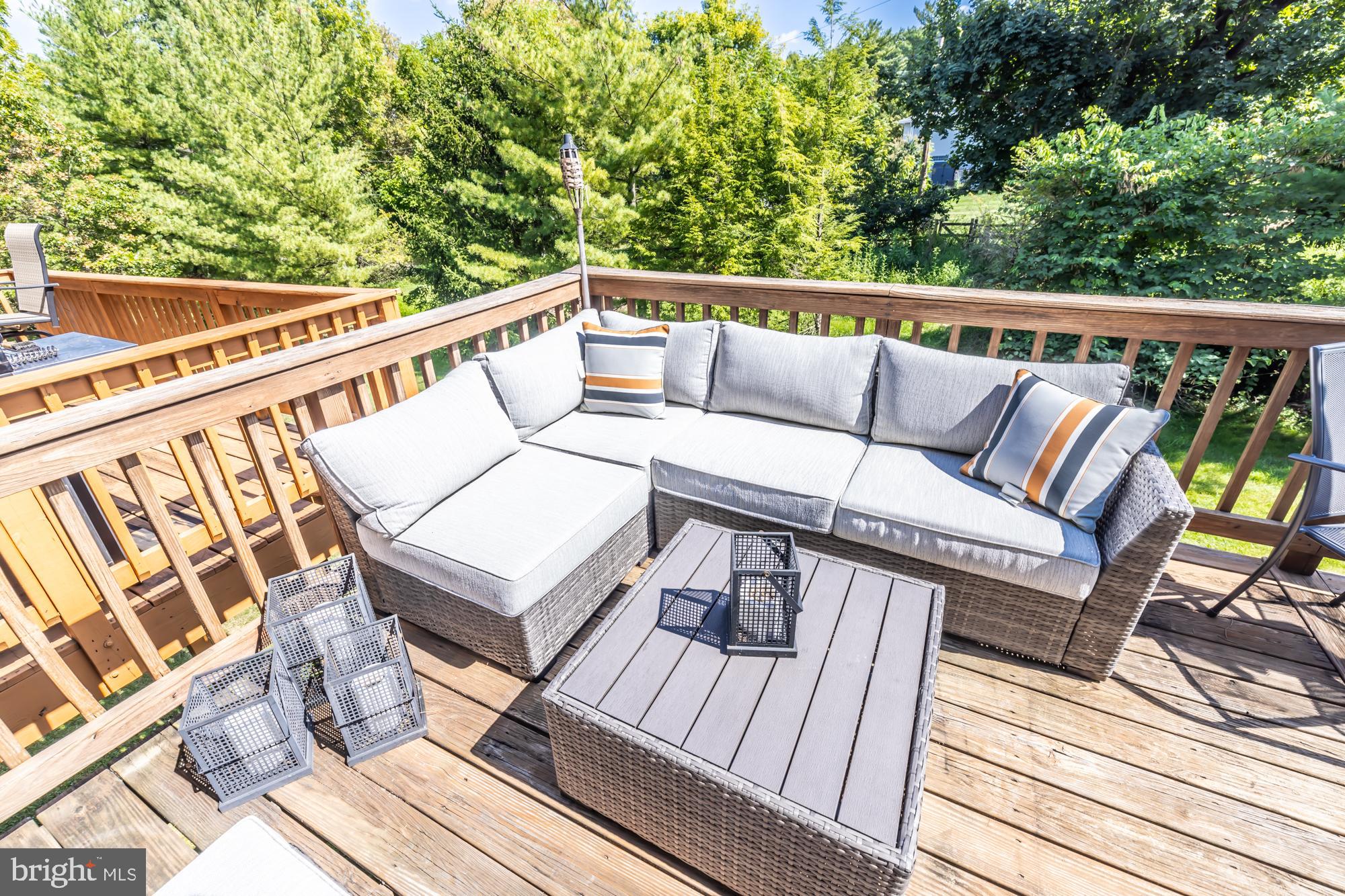 16 HONEY LOCUST COURT