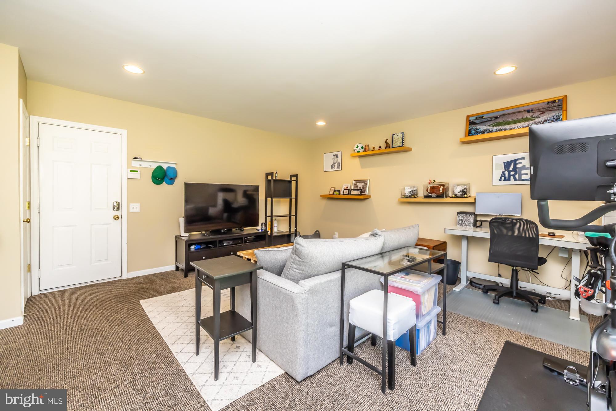 16 HONEY LOCUST COURT