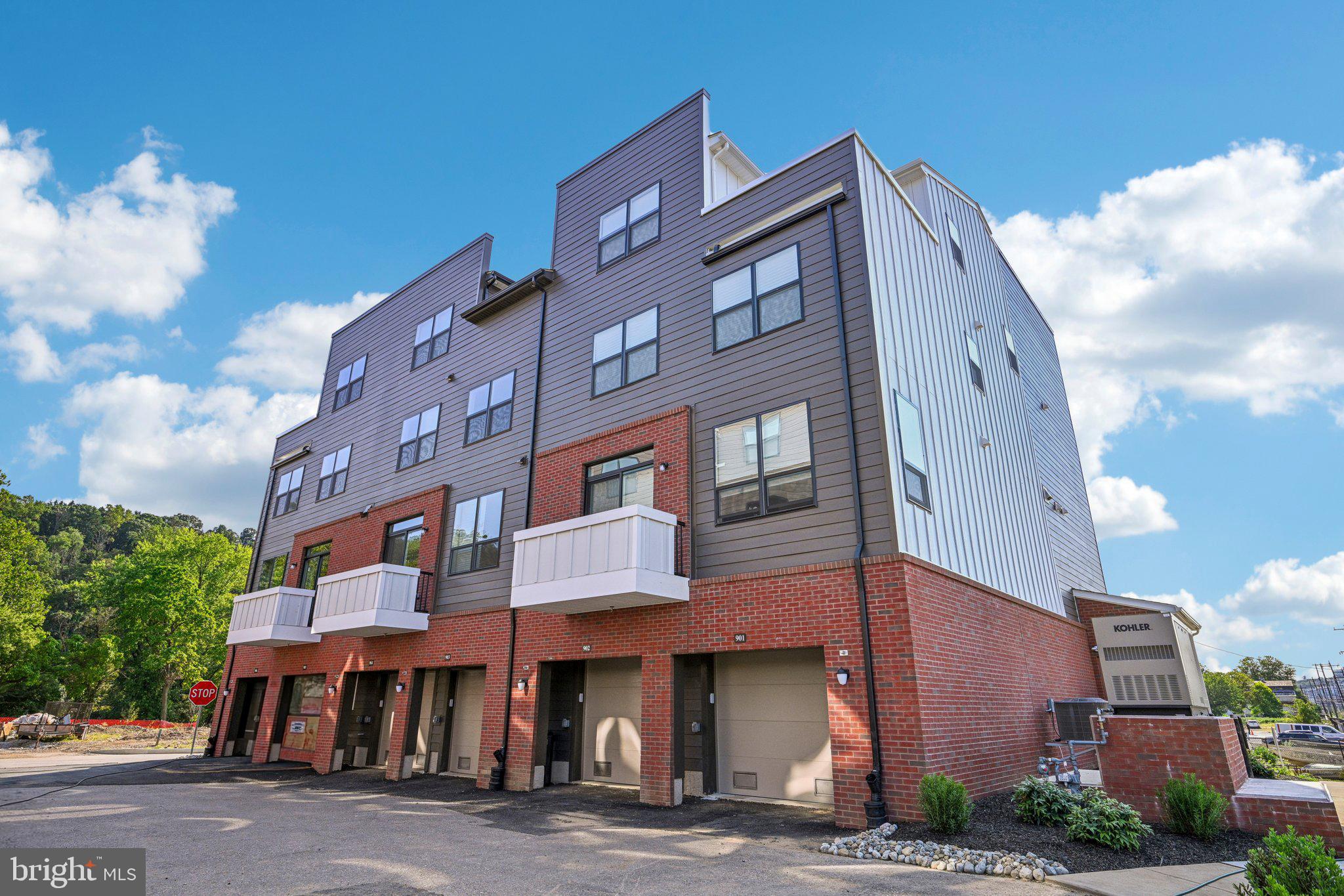 924 RIVERPLACE DRIVE