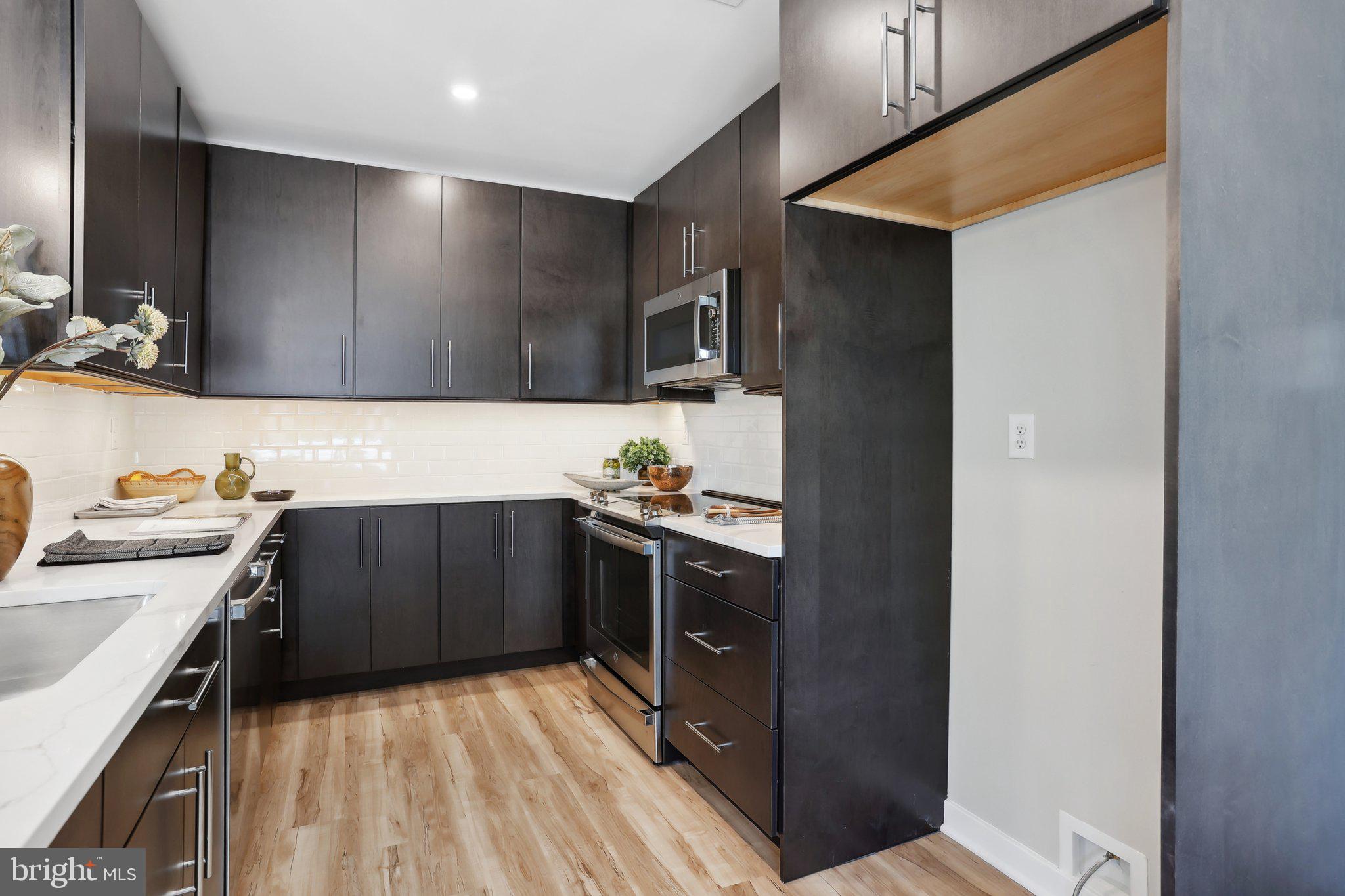 924 RIVERPLACE DRIVE