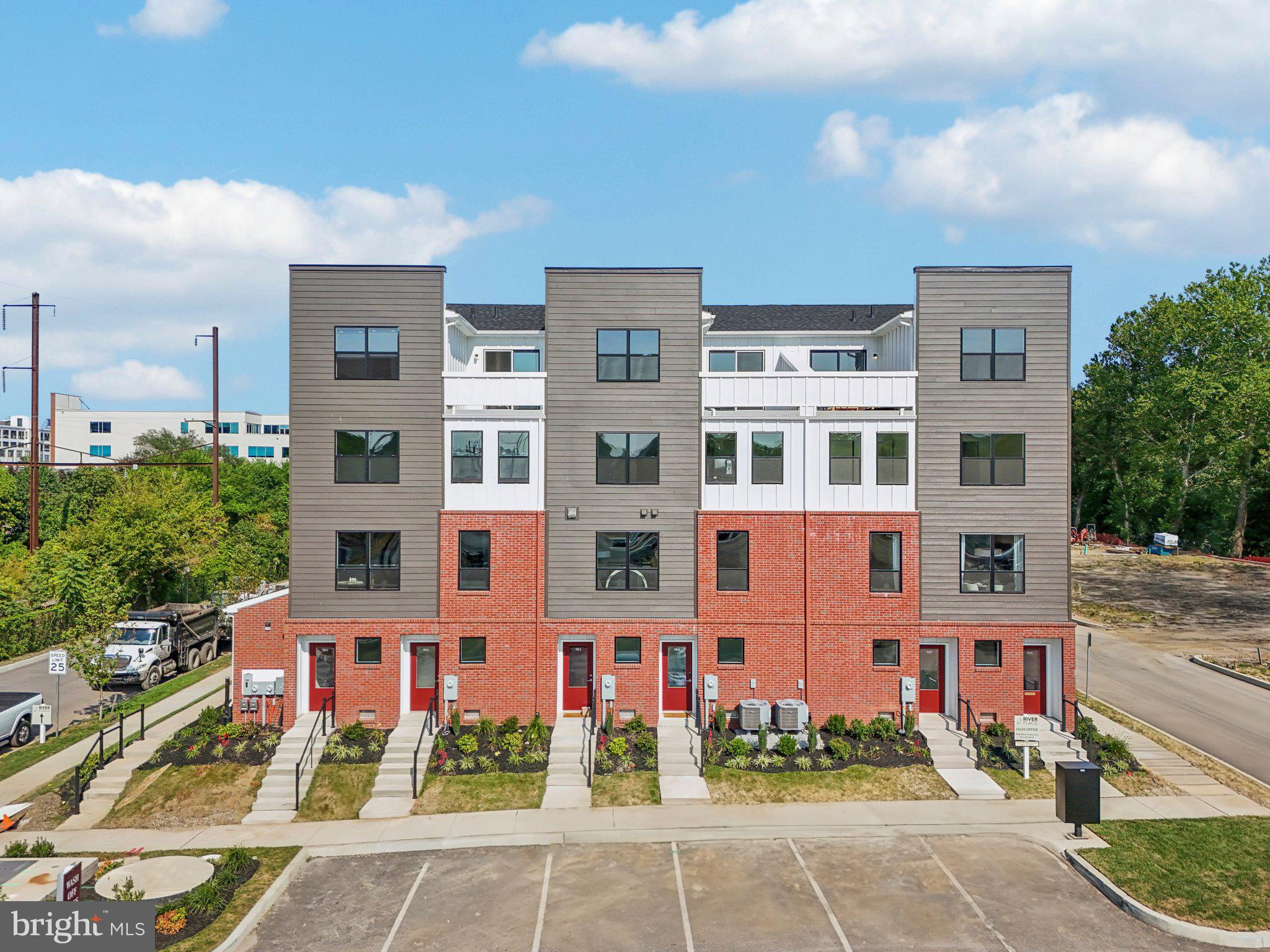 924 RIVERPLACE DRIVE