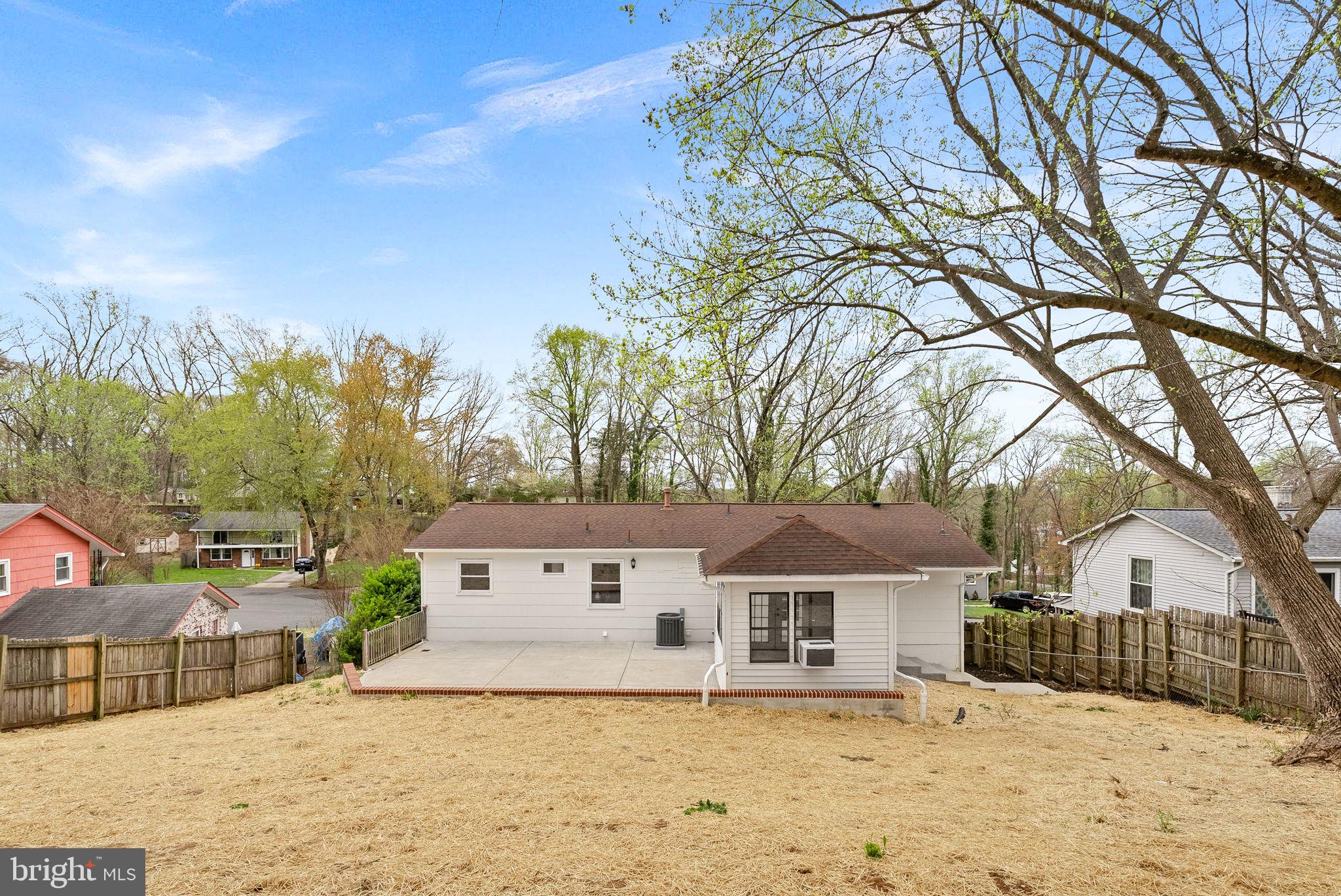 19005 Red Oak Ln