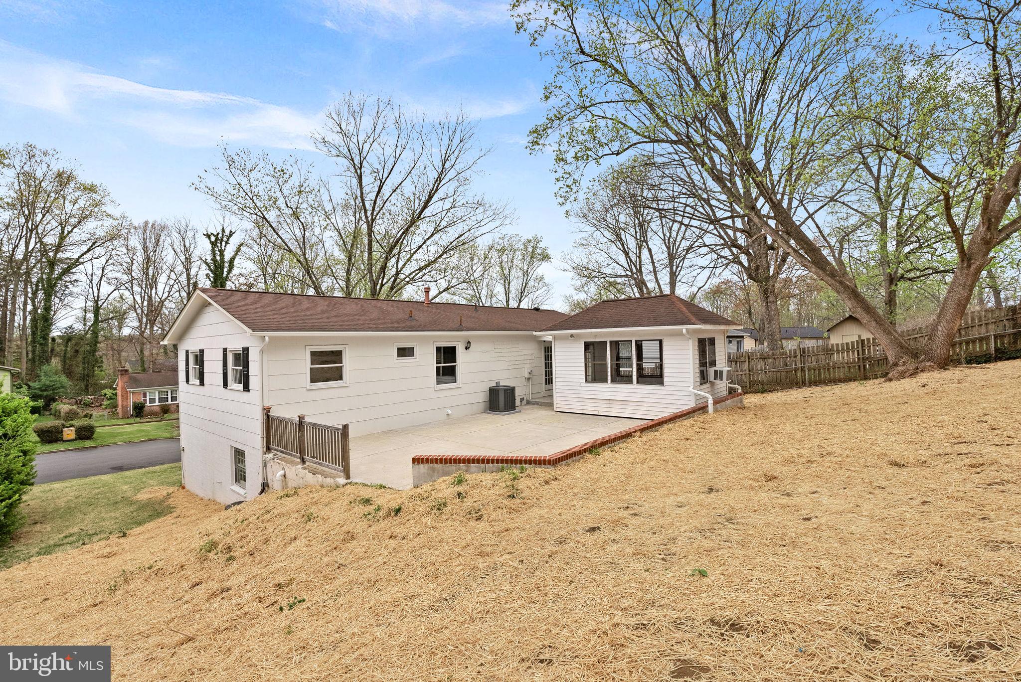 19005 Red Oak Ln