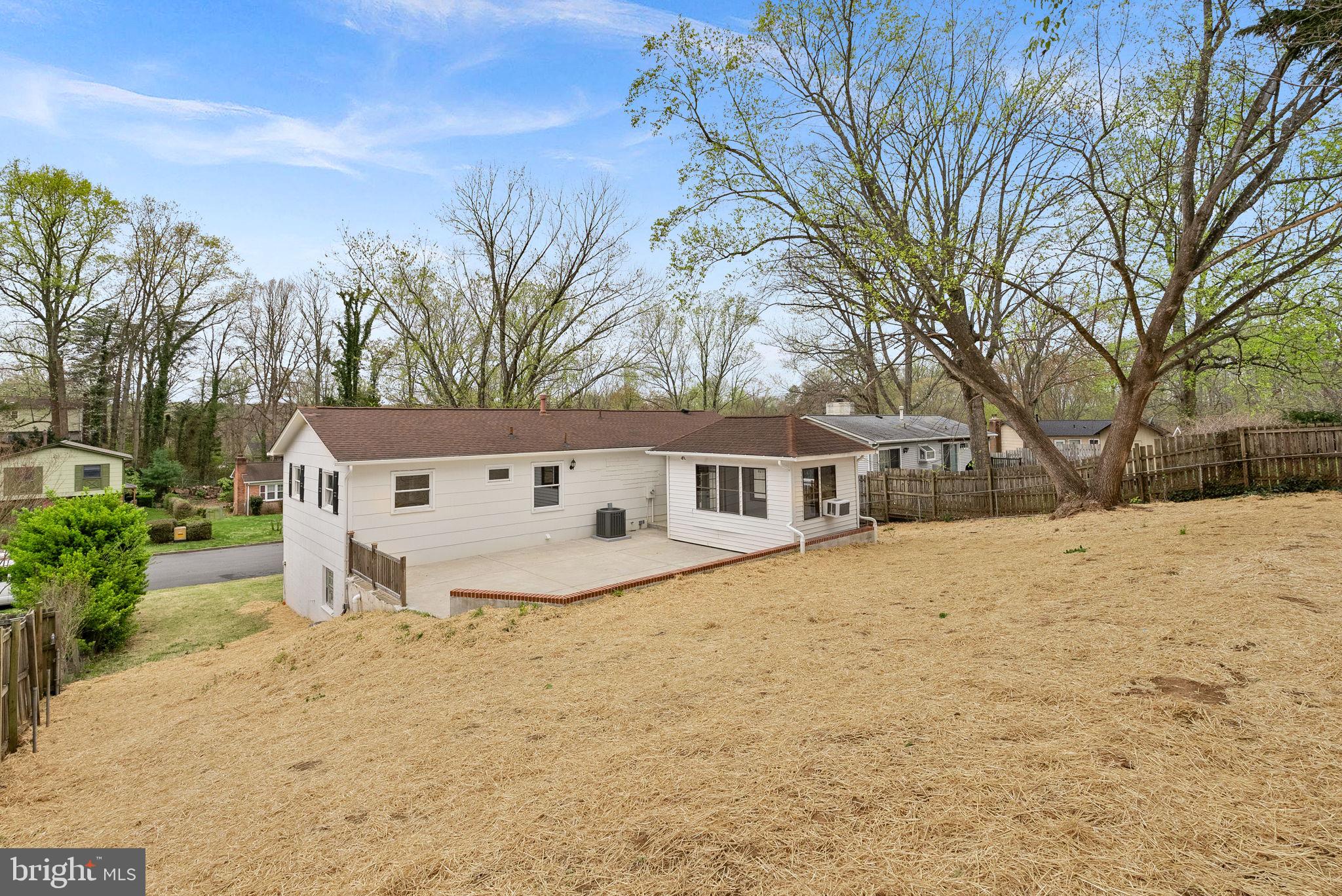 19005 Red Oak Ln