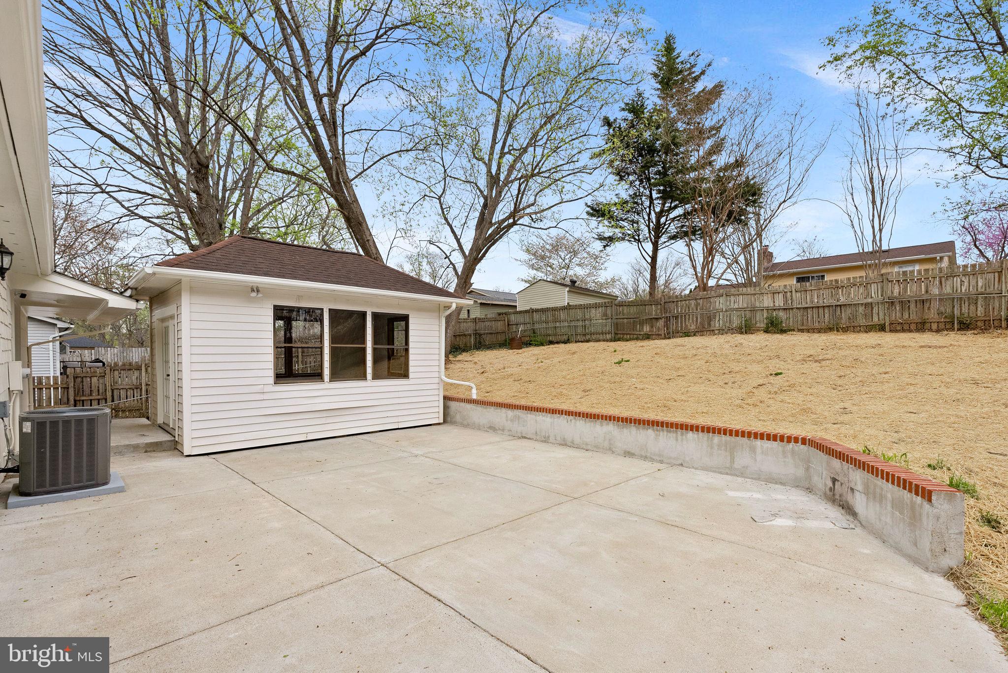 19005 Red Oak Ln
