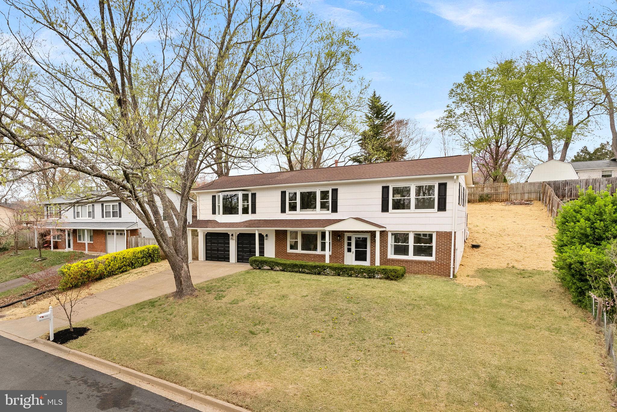 19005 Red Oak Ln