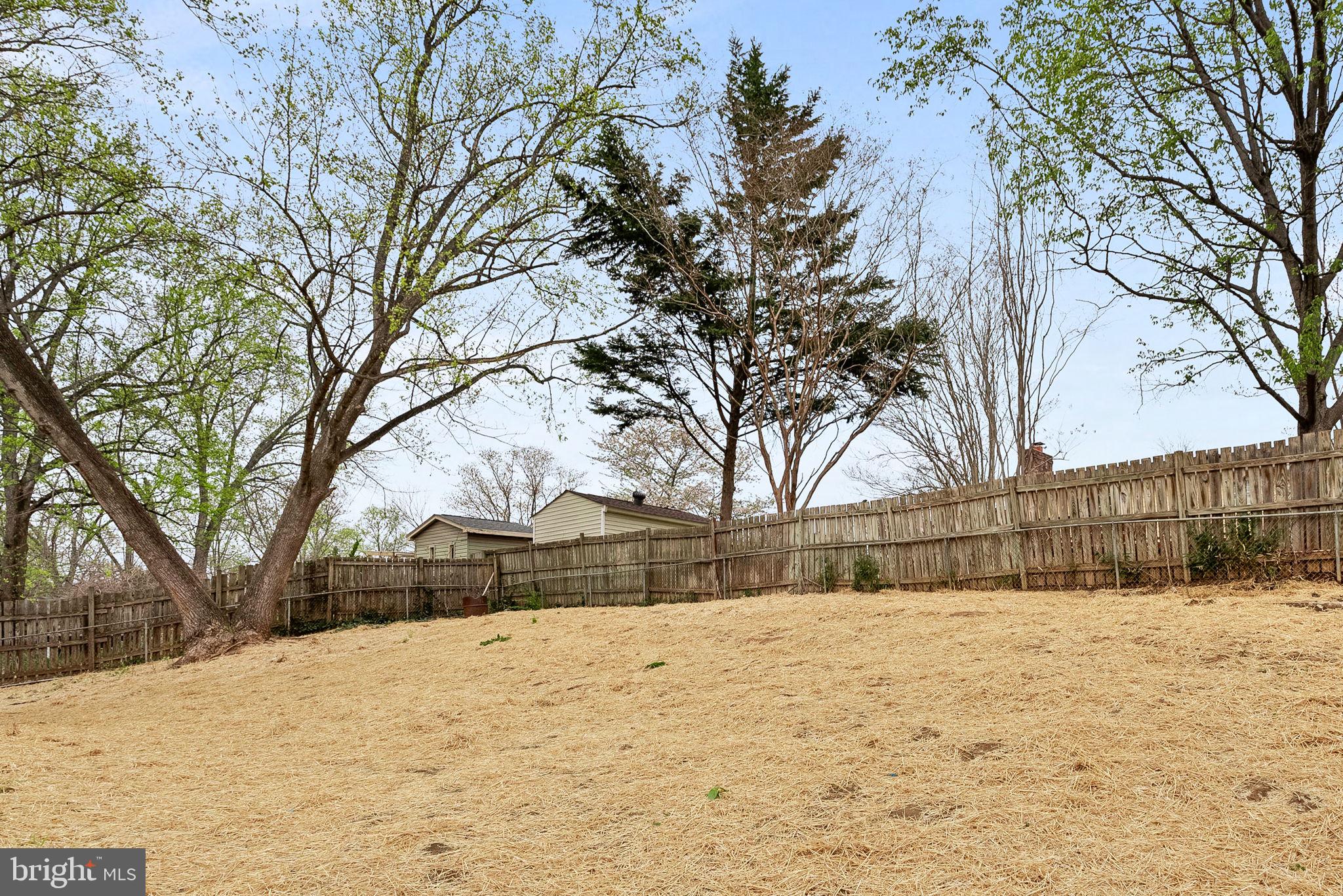 19005 Red Oak Ln