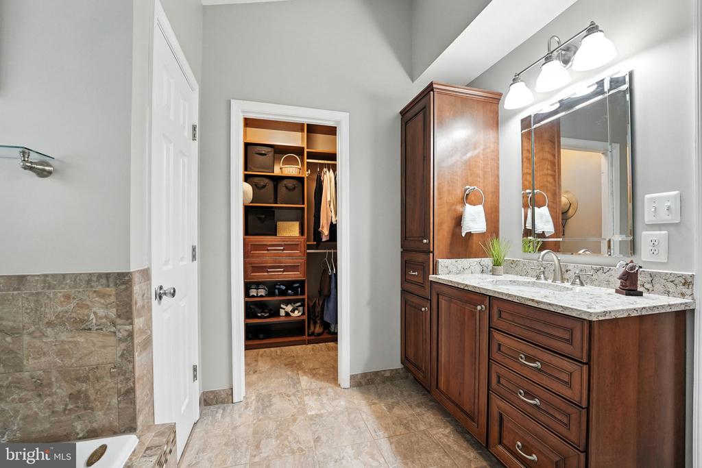 6359 COLONIAL VILLAGE LOOP