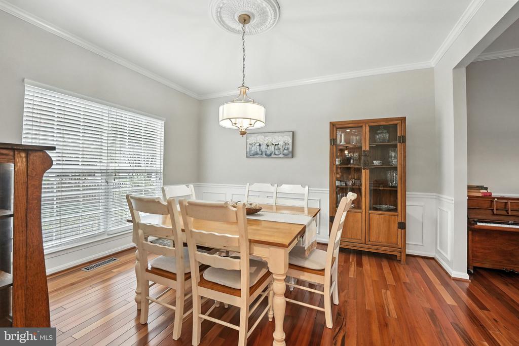 6359 COLONIAL VILLAGE LOOP