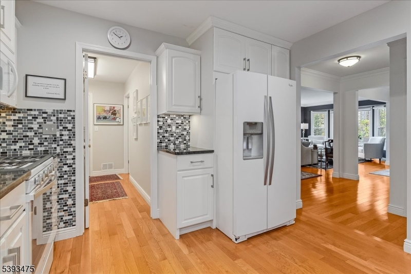 11 Shadowbrook Ln