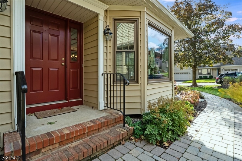11 Shadowbrook Ln