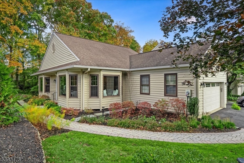 11 Shadowbrook Ln