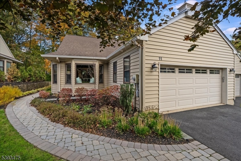 11 Shadowbrook Ln