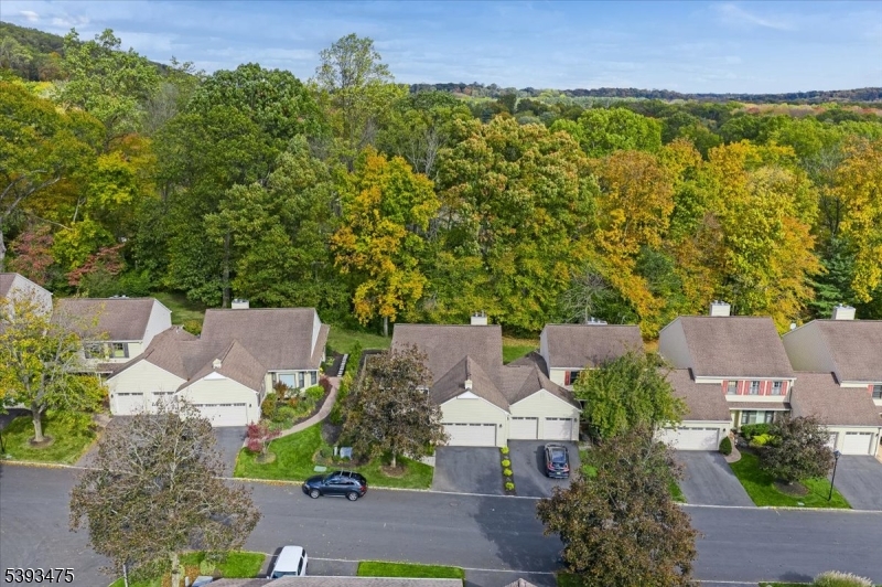 11 Shadowbrook Ln