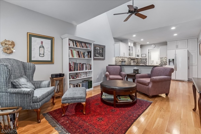 11 Shadowbrook Ln