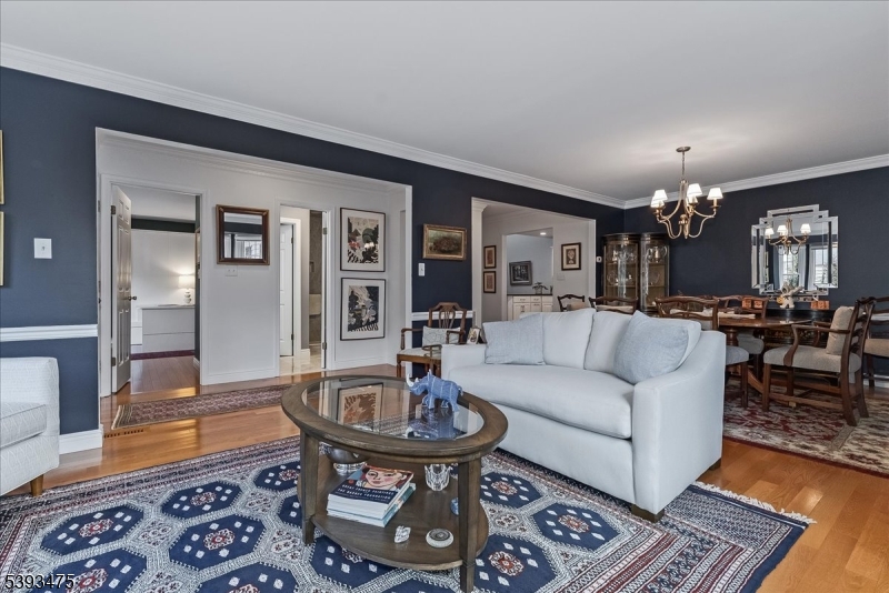 11 Shadowbrook Ln
