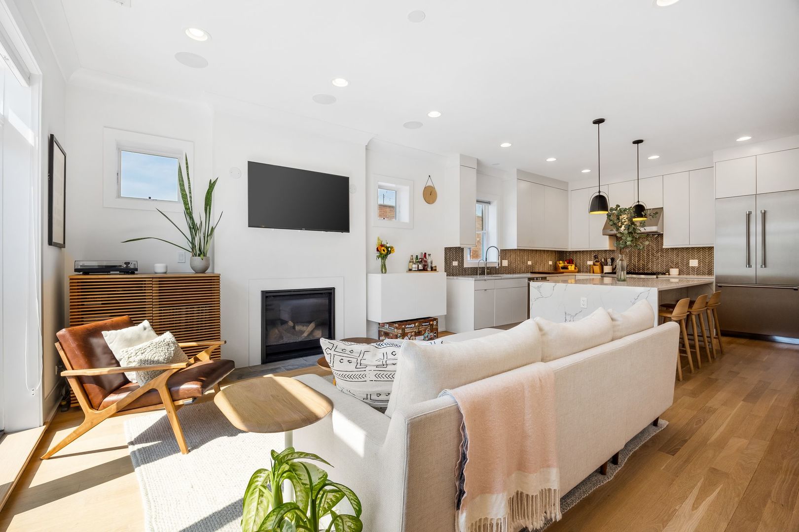 2028 W Le Moyne Street Unit: 3W