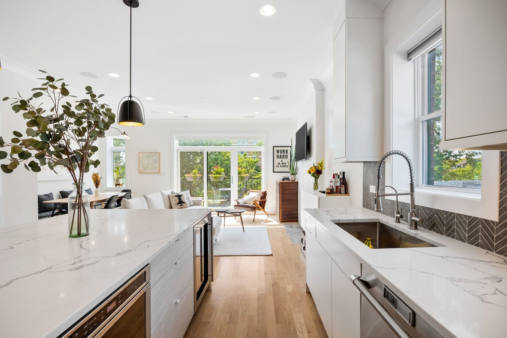 2028 W Le Moyne Street Unit: 3W