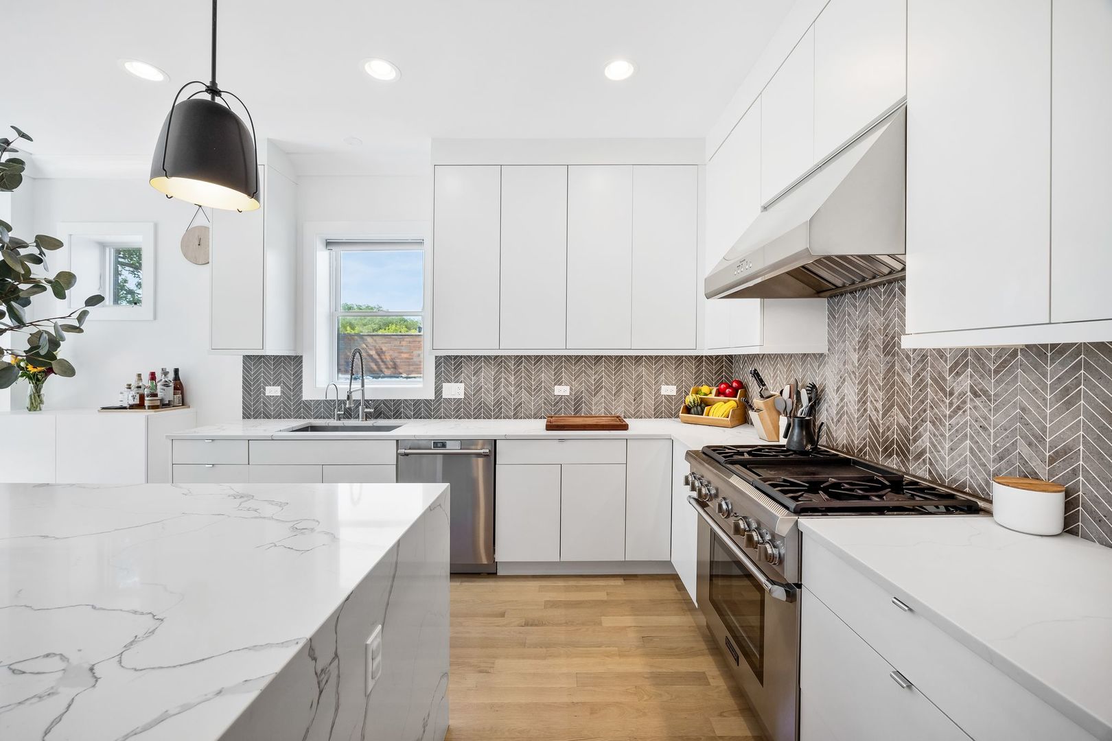 2028 W Le Moyne Street Unit: 3W