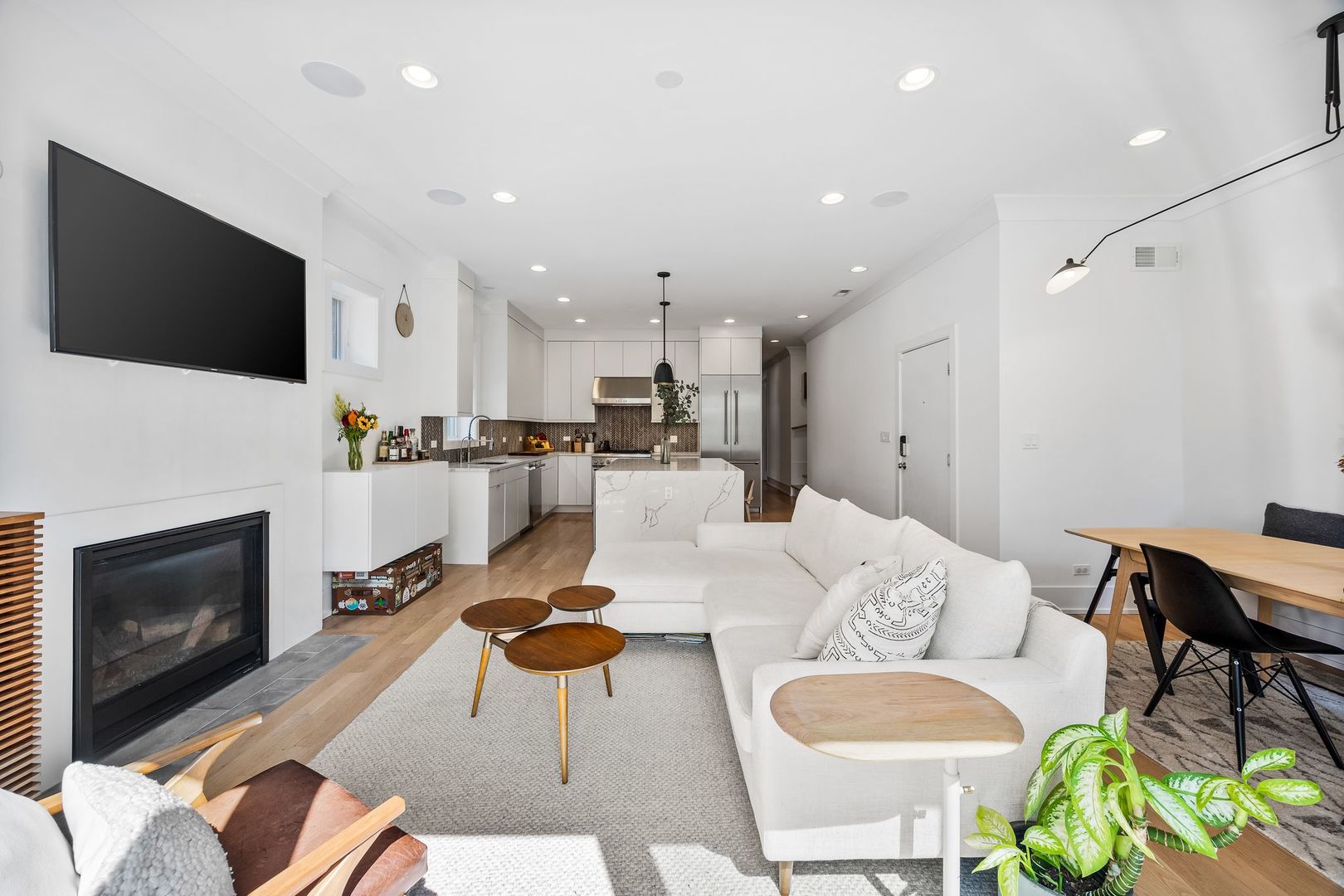 2028 W Le Moyne Street Unit: 3W