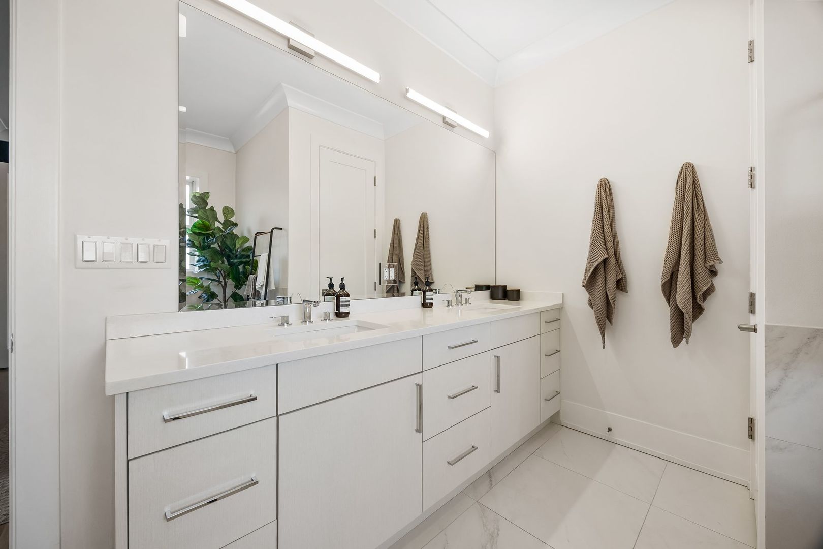 2028 W Le Moyne Street Unit: 3W